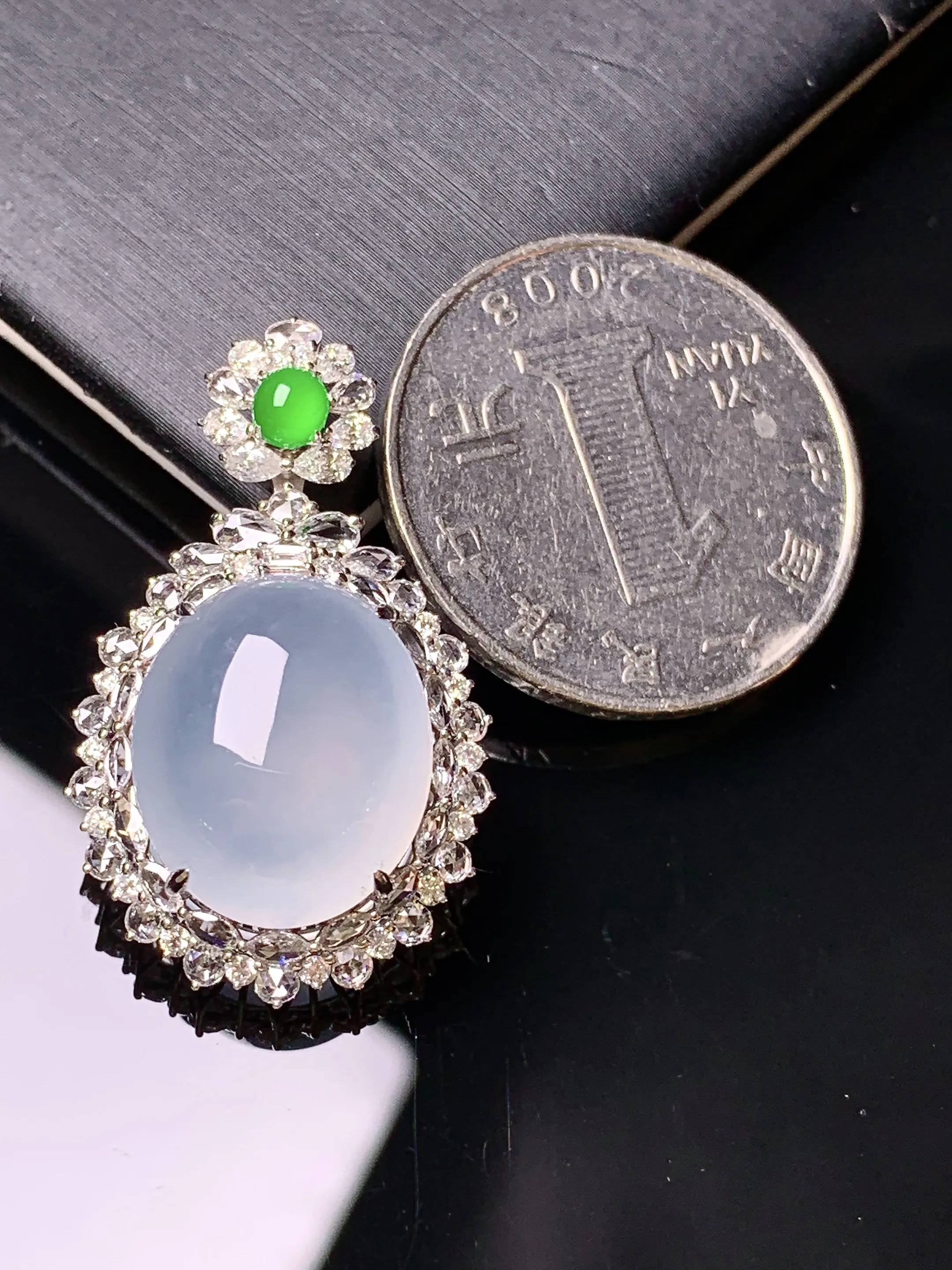 18k金钻镶嵌冰种蛋面吊坠 玉质细腻 色泽艳丽清新 整体尺寸32*19.5*10.8