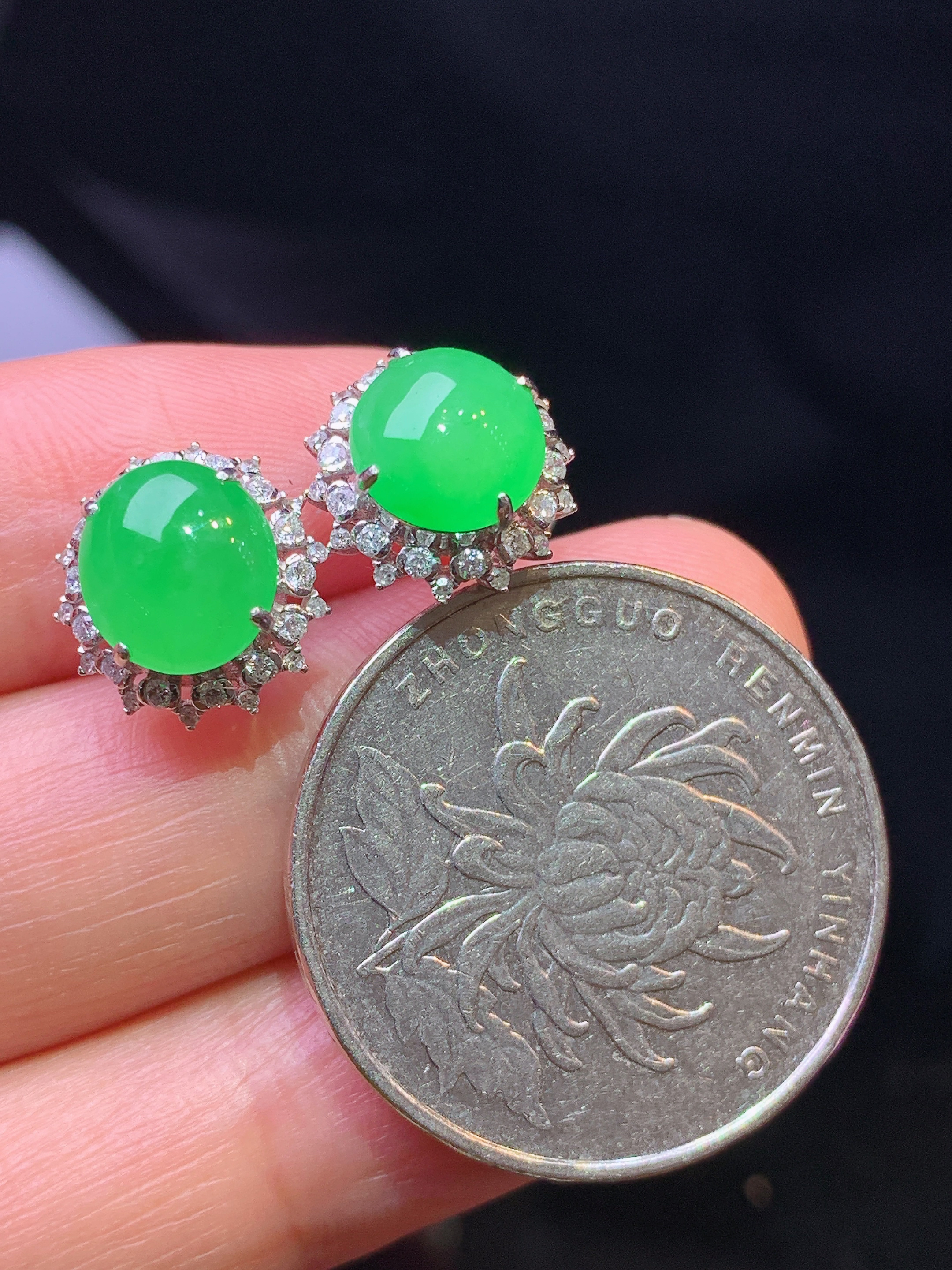 18k金钻镶嵌冰种翠绿蛋面耳钉 玉质细腻 色泽艳丽清新 整体尺寸11.8*11.3*8