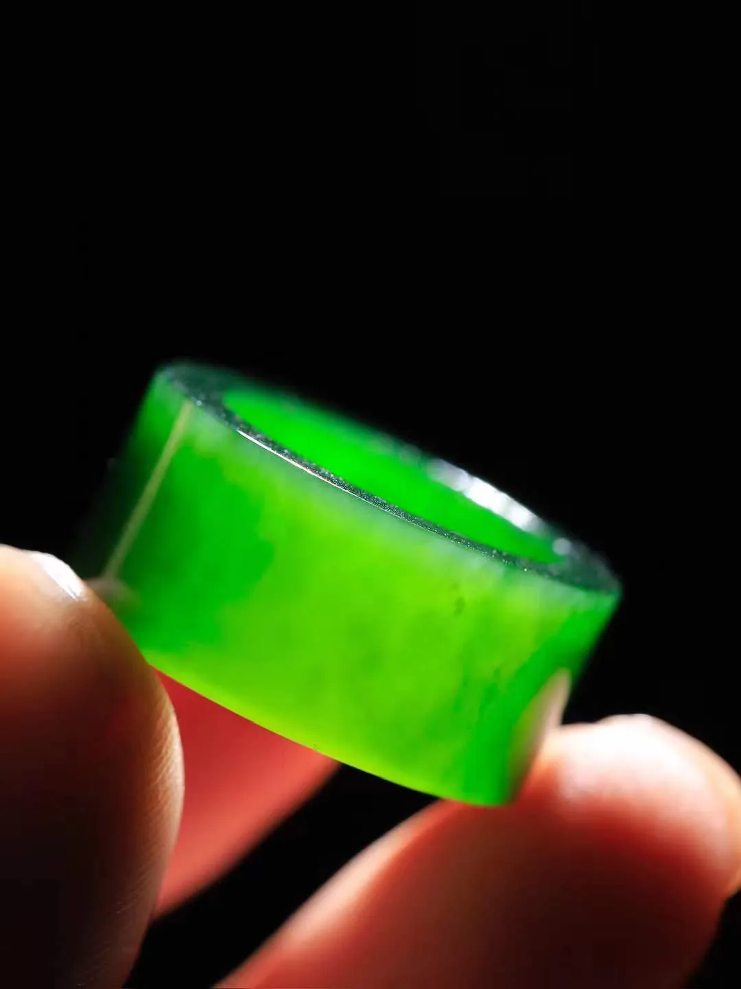 【古韵·扳指】

精品和田玉碧玉扳指，玉质温润，油润感十足， 整器古韵生辉。优雅高贵。运筹帷幄于掌中，决胜于千里之外。重8.9克 内径圈口19mm 尺寸12.2-3.5mm   FDA-3620443