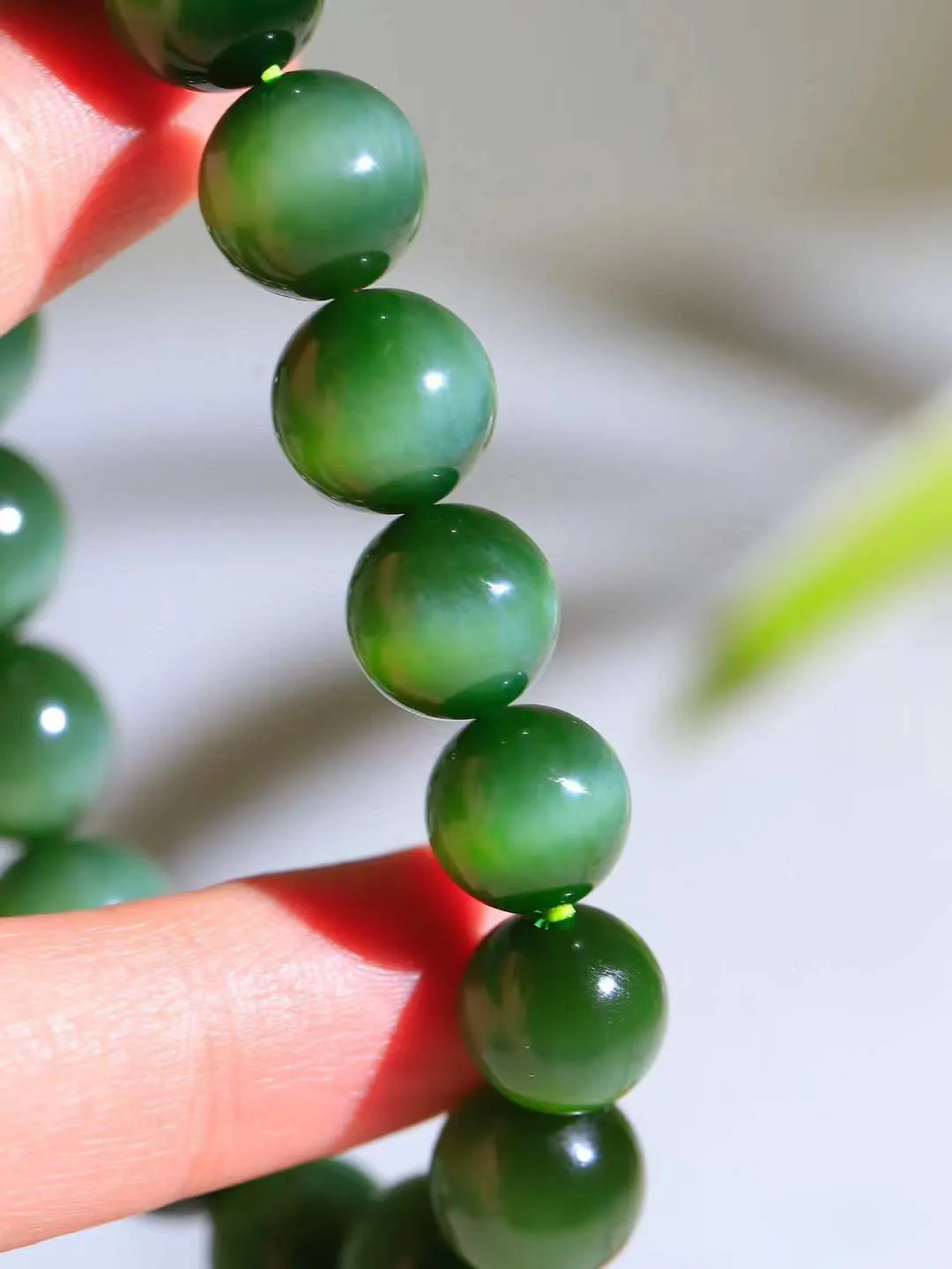 （猫眼手串）

精品和田玉碧玉猫眼圆珠手串 质地温润灵动 猫眼儿般的光中，有波光潋滟，也有梦幻清韵。行走于市井的喧嚣，相顾不言，便得清欢。重46克 尺寸取一12mmFDT-2320453