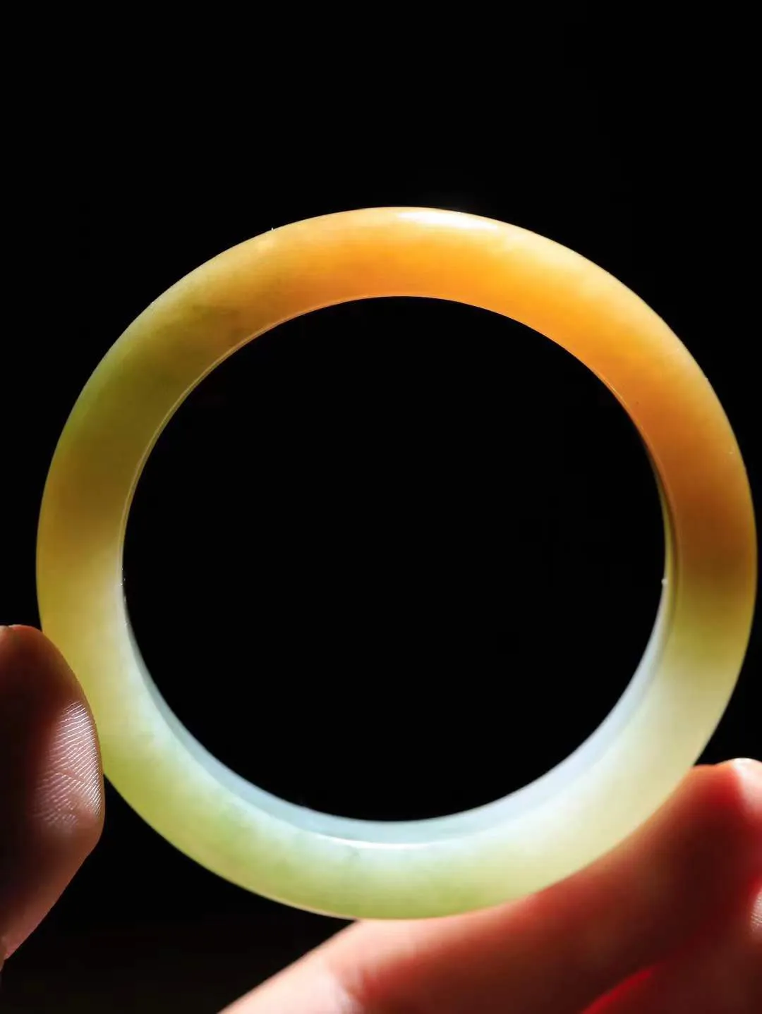 【花样年华·手镯】

精品和田玉三色手镯，质地油润细腻，色泽高贵典雅，镯型古朴典雅。在诗情画意的雨巷相遇，你是我腕间的一抹风情，有你眸有深情，清风荡漾湖间静水，我愿俯身低眉，在烟波涟漪处，寻你深情倩影。内径52.5mm尺寸12-8.5mm 重46.3克fDT-7820441