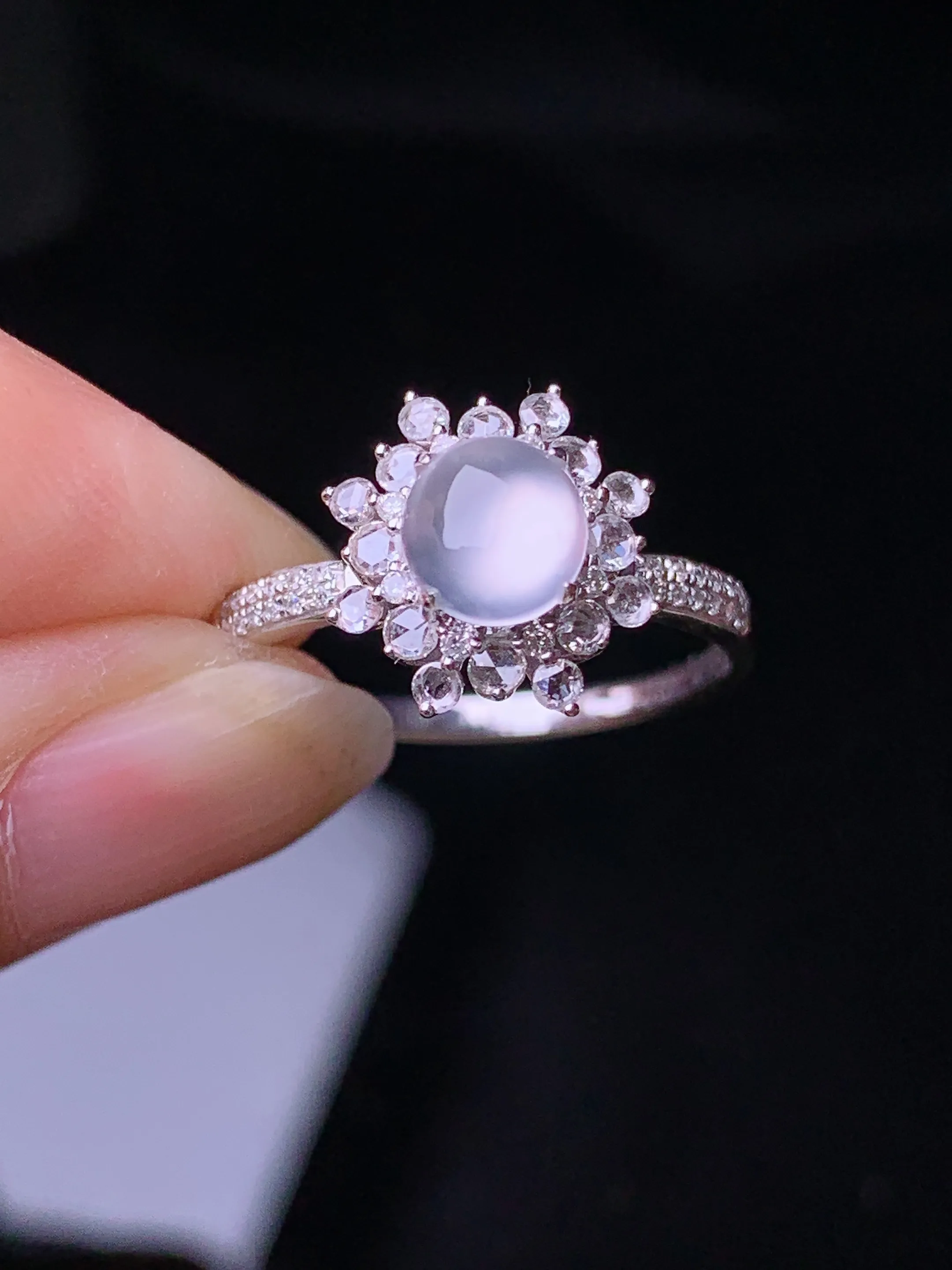 18k金钻镶嵌冰种蛋面戒指 玉质细腻 色泽艳丽清新 圈口14.5 整体尺寸10.8*10.3*7.3