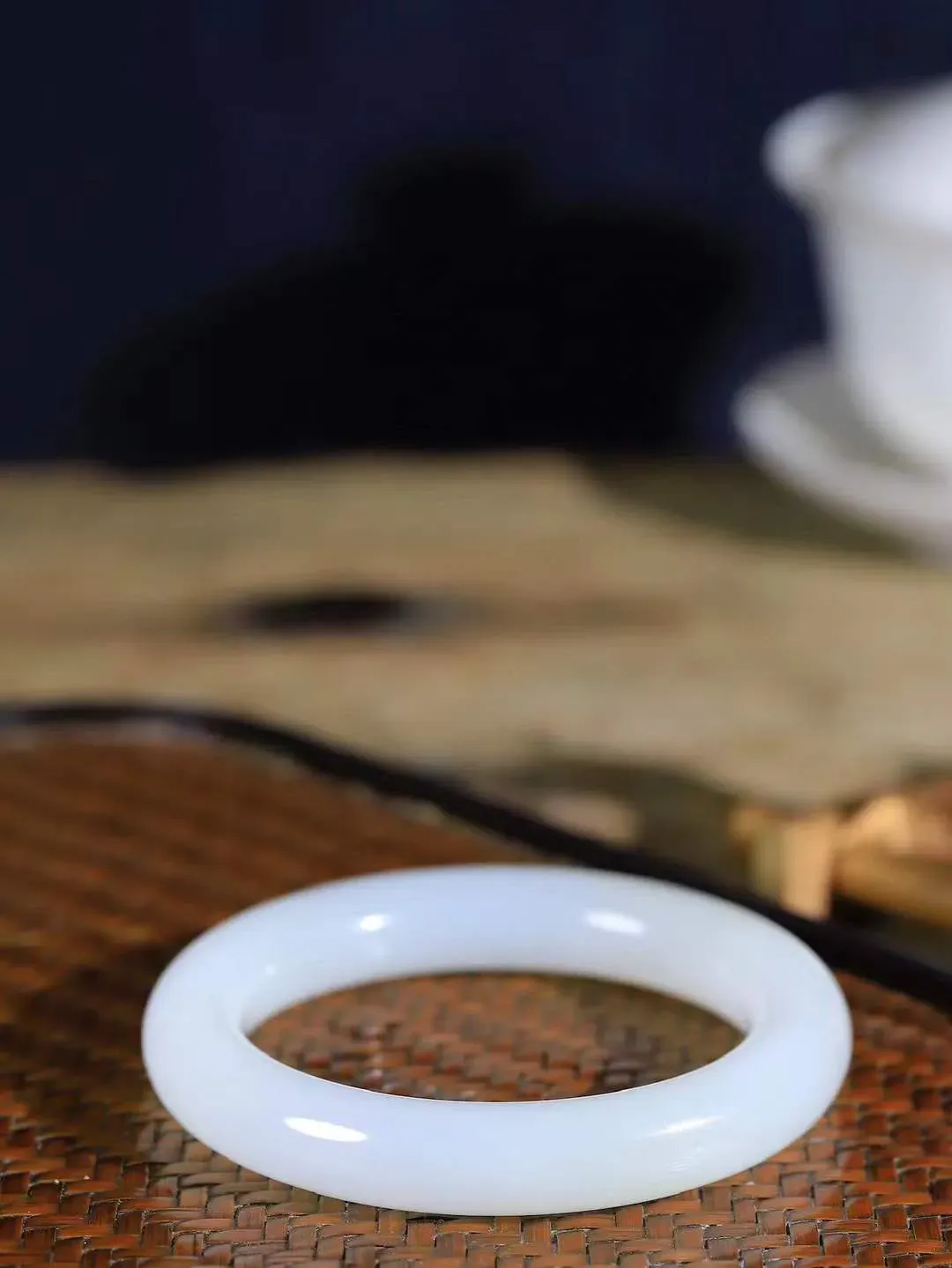 【玉佳人·手镯】

精品和田玉白玉双色圆条手镯 ，玉质细腻油润，做工细致精美，端庄素雅，亭亭玉立，芊