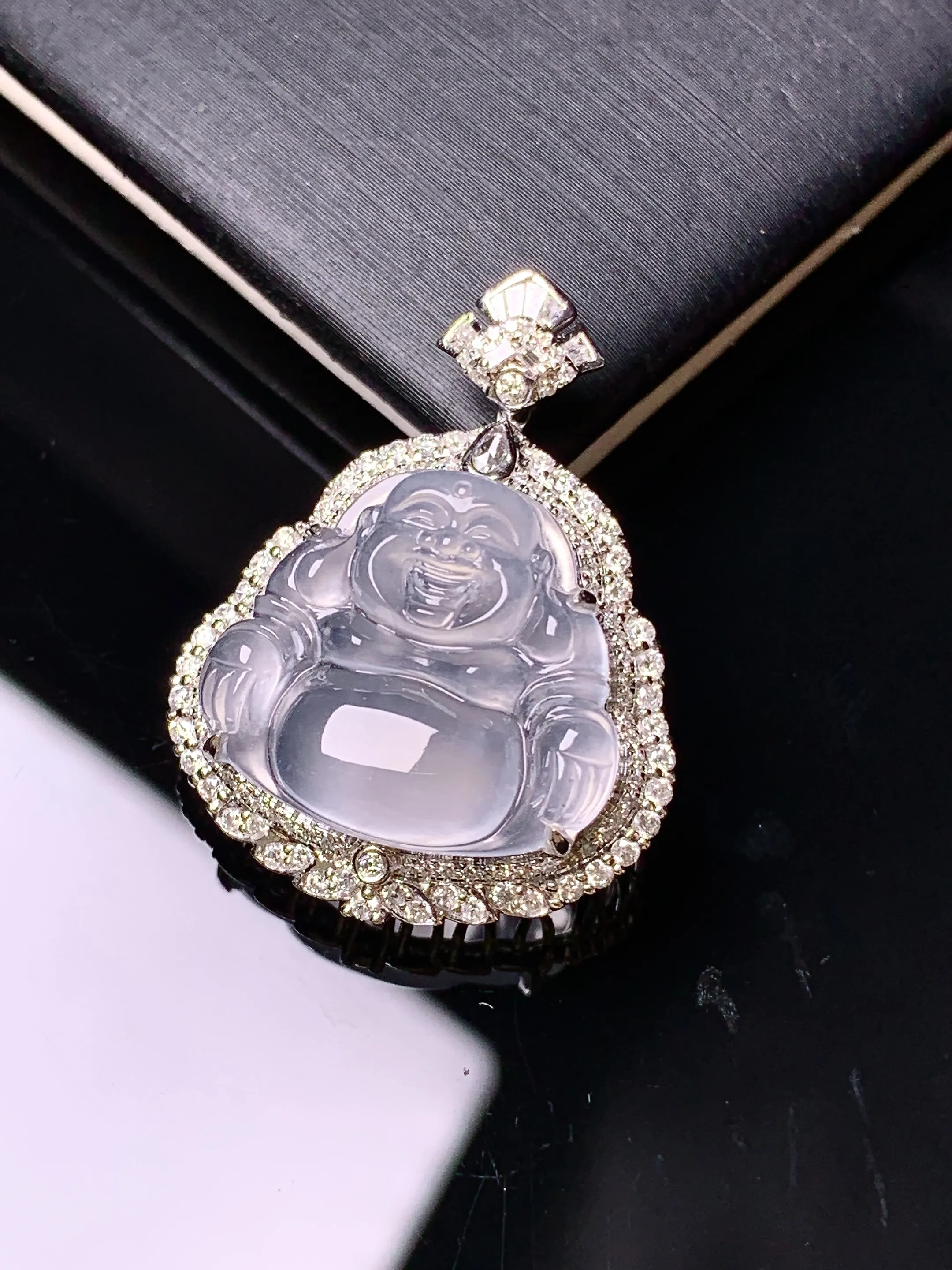 18k金钻镶嵌冰种佛公吊坠 玉质细腻 色泽艳丽清新 整体尺寸28*21.6*8.8