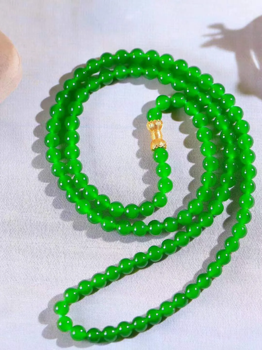 【珠圆玉润.项链】

精品和田玉碧玉珠圆玉润项链 玉质温润细腻  整串打磨圆润，佩戴舒适。珠珠落玉盘，间关莺语花底滑，一生美好时光，无论身在何处，都有它相伴相守。事事顺遂，幸福美满，吉祥如意。重36.8克 尺寸取一6mm  8920478A