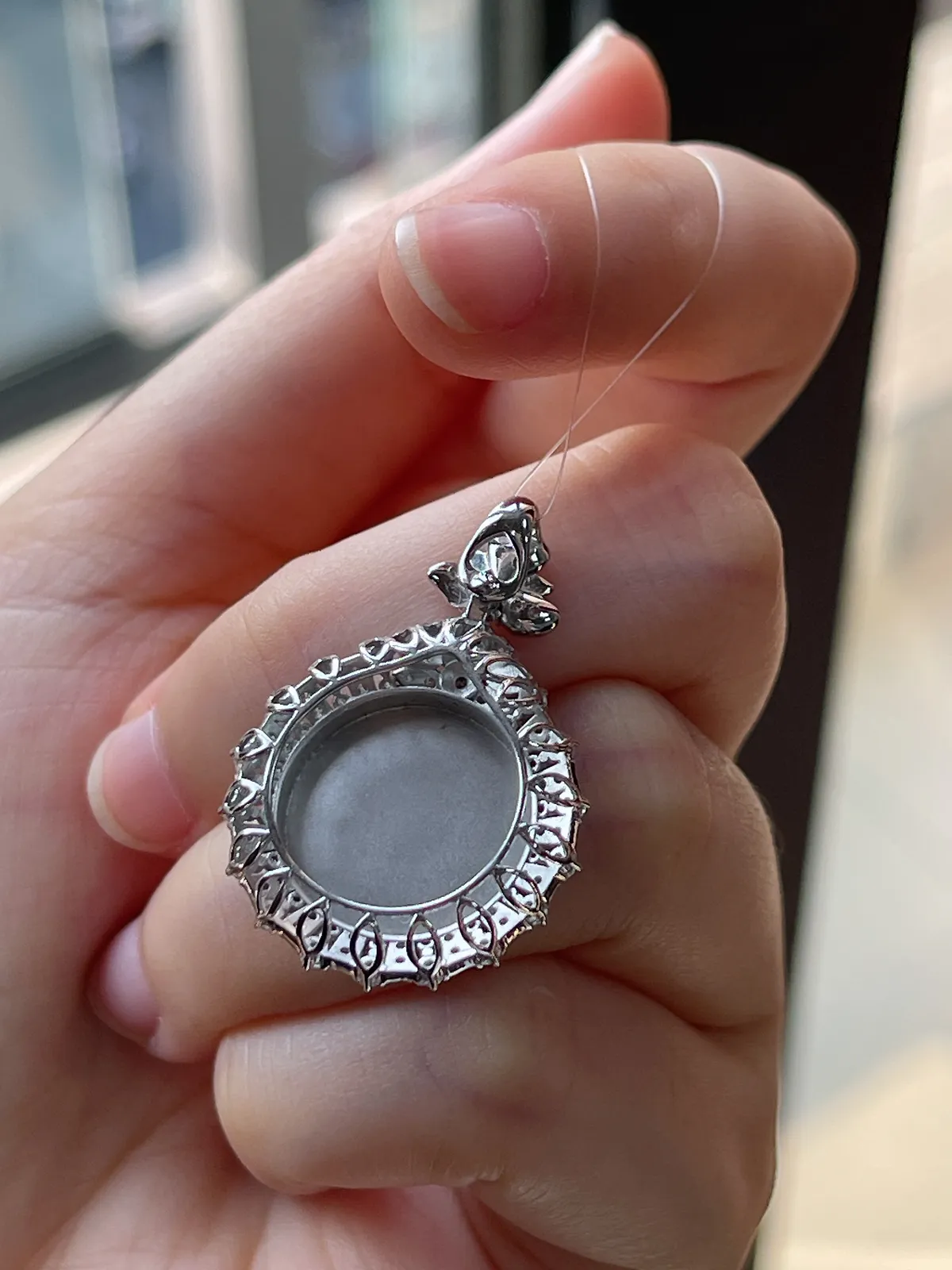 18k金翡翠糯化种满绿无事牌吊坠