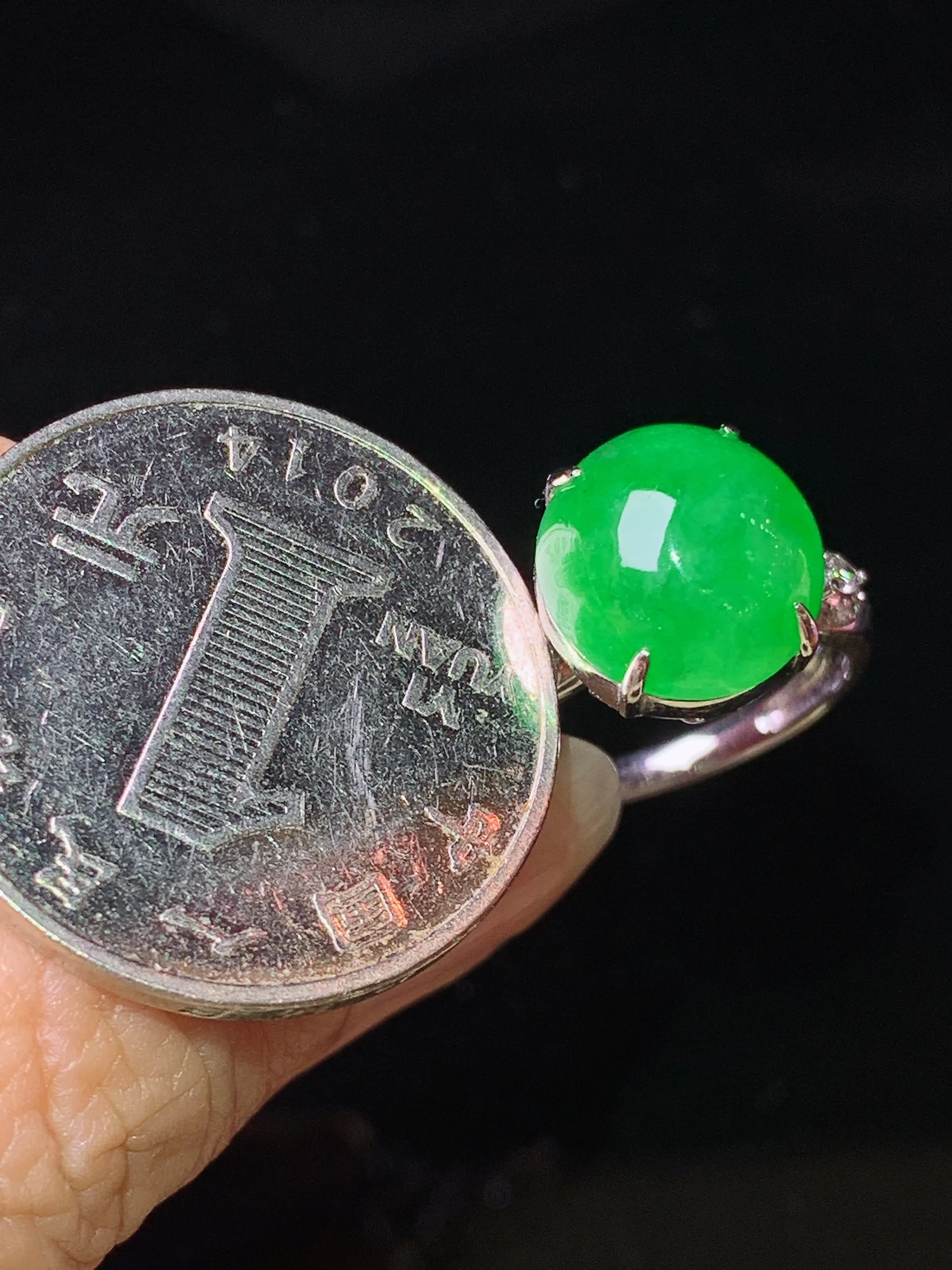 18k金钻镶嵌满绿蛋面戒指 玉质细腻 色泽艳丽清新 圈口14 整体尺寸11.5*11*6.3