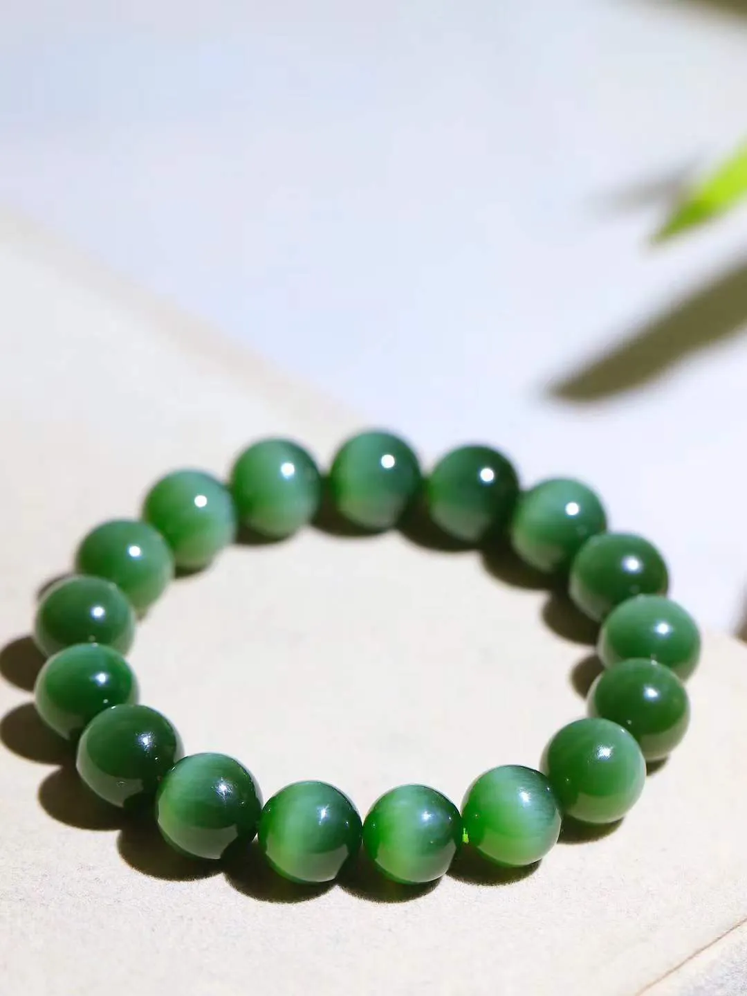 （猫眼手串）

精品和田玉碧玉猫眼圆珠手串 质地温润灵动 猫眼儿般的光中，有波光潋滟，也有梦幻清韵