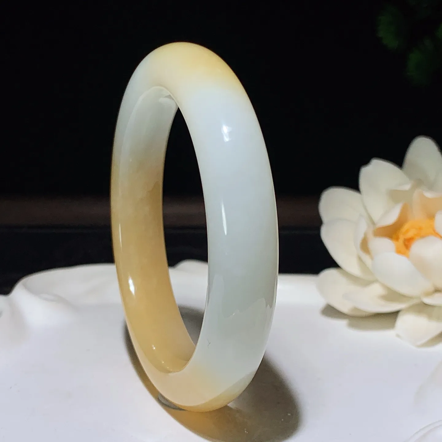 55圈口 新疆和田玉羊脂白且末糖手镯 55圈口条宽12厚9重56克。玉质细腻油润。手推出油。佩戴高端典雅。lt260205