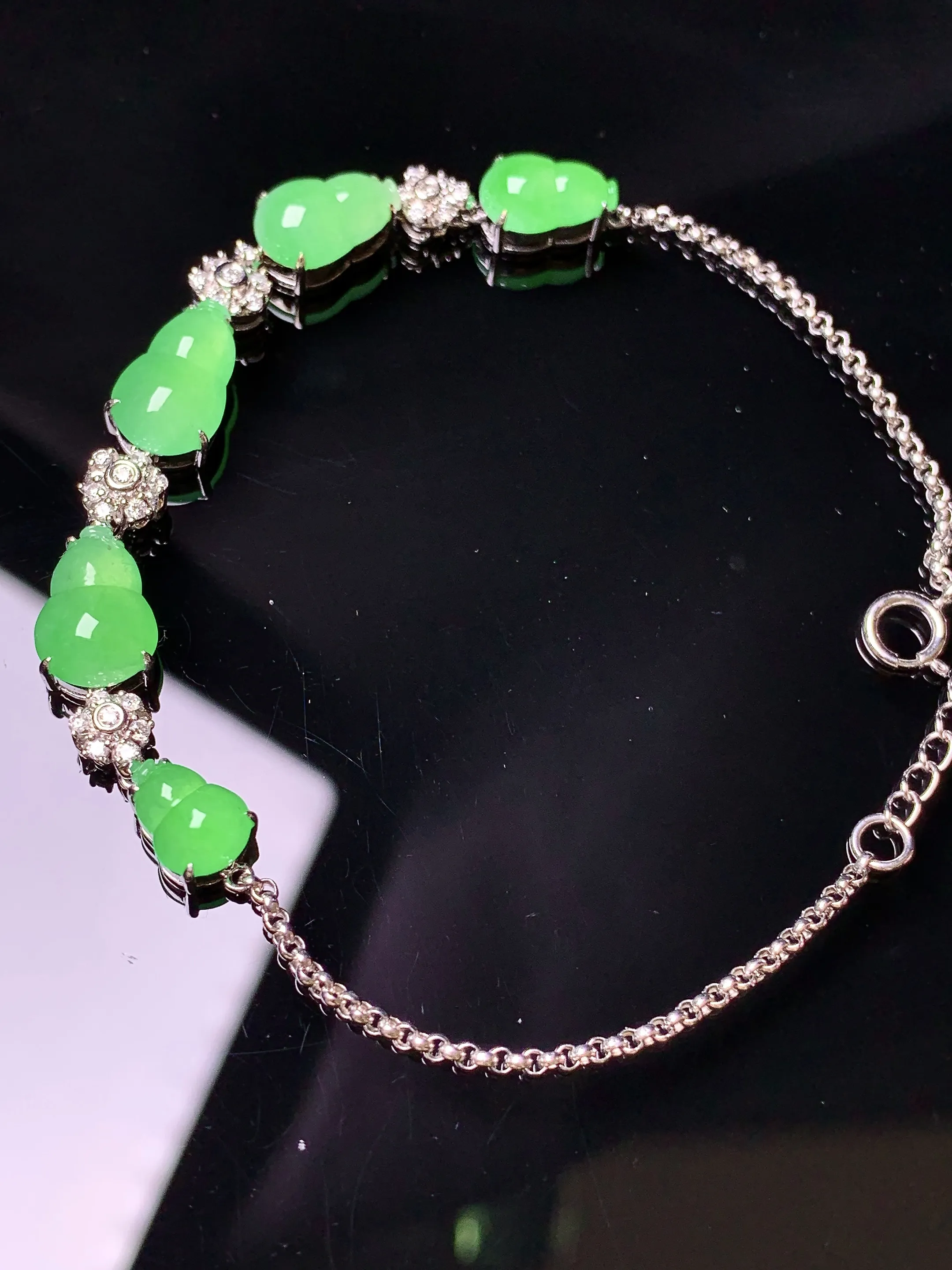 18k金钻镶嵌翠绿葫芦手链 玉质细腻 色泽艳丽清新 整体尺寸69.2*6.5*5