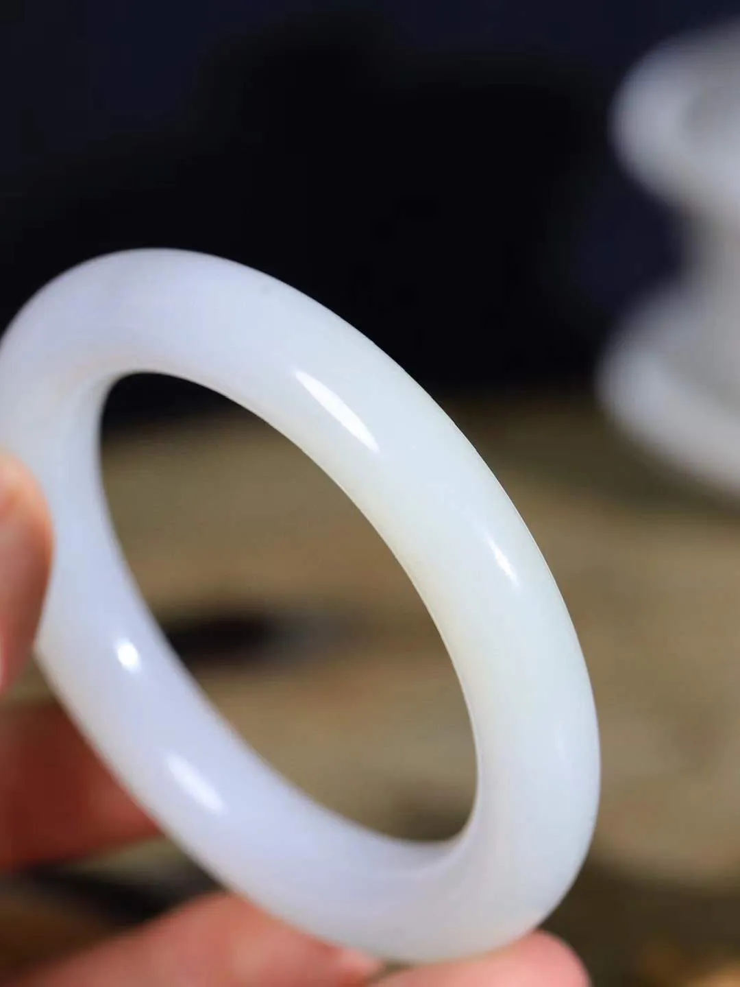 【玉佳人·手镯】

精品和田玉白玉双色圆条手镯 ，玉质细腻油润，做工细致精美，端庄素雅，亭亭玉立，芊芊素手。芊芊素手，怎能忘镯？秀美圆条，更显婀娜。内径54.5mm 尺寸11.7-11.2mm重62.7克6926400T