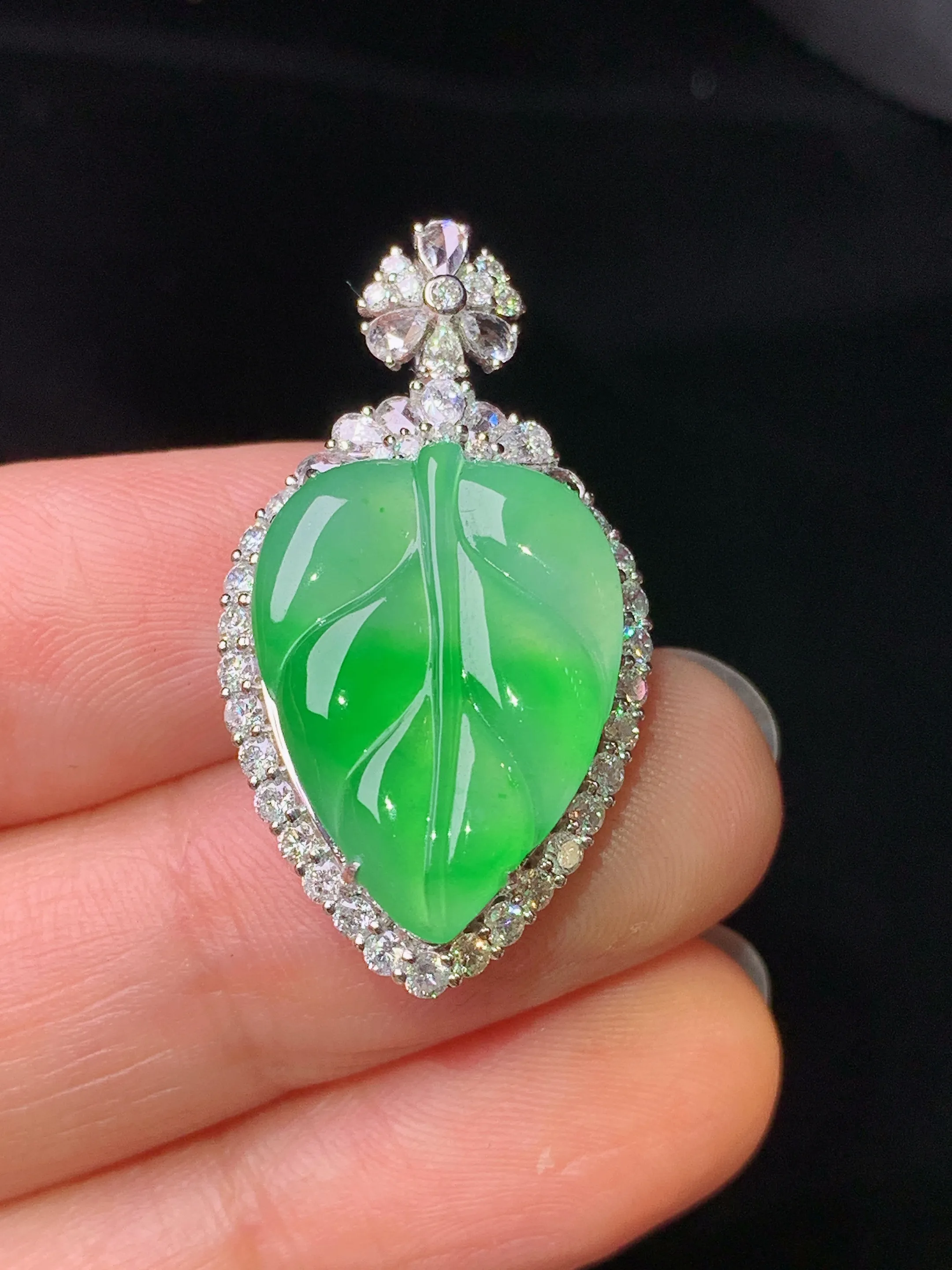 18k金钻镶嵌翠绿树叶吊坠 玉质细腻 色泽艳丽清新 整体尺寸31.8*17.2*8