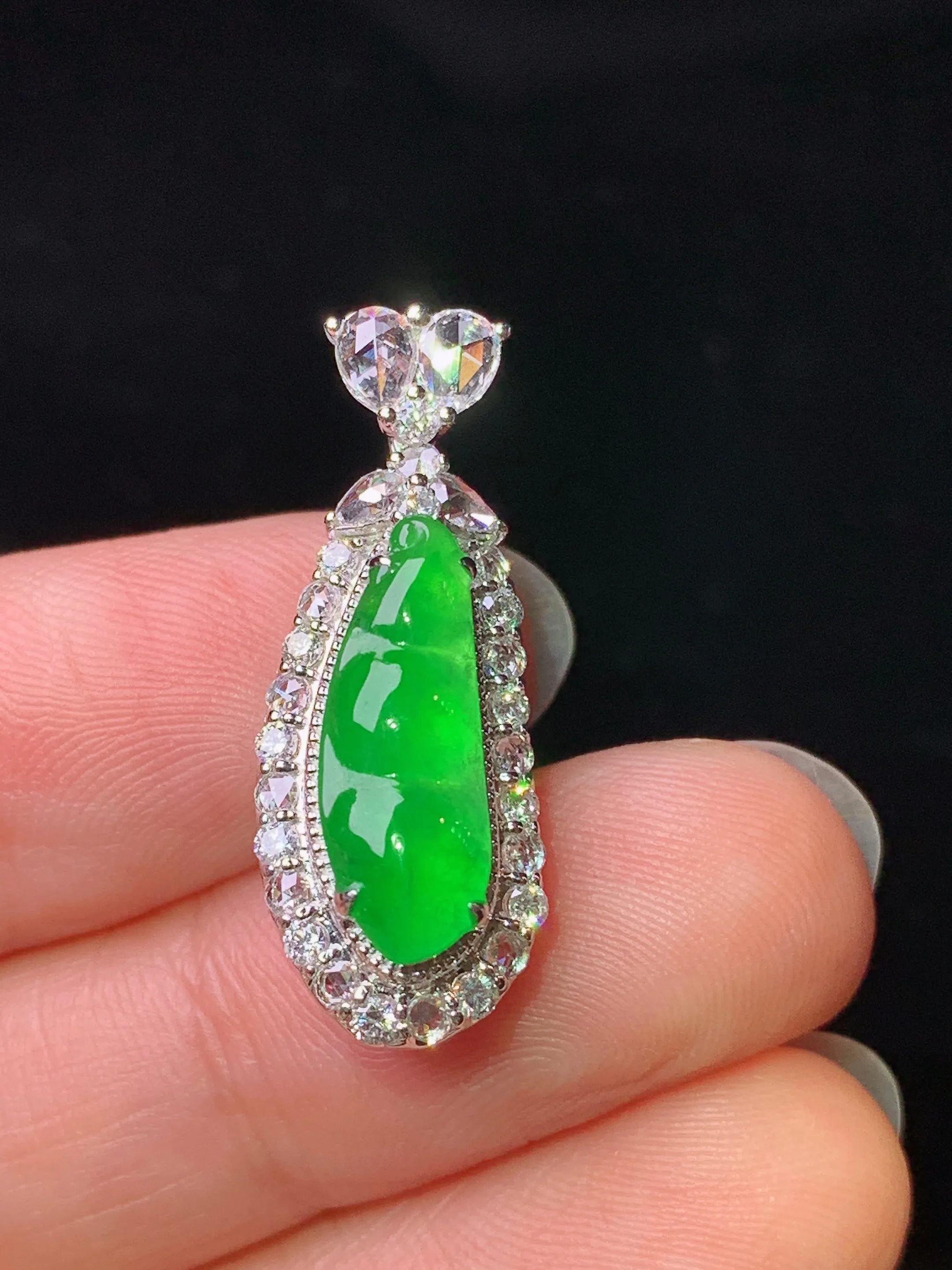 18k金钻镶嵌满绿四季豆吊坠 玉质细腻 色泽艳丽清新 整体尺寸27*10.2*8.5