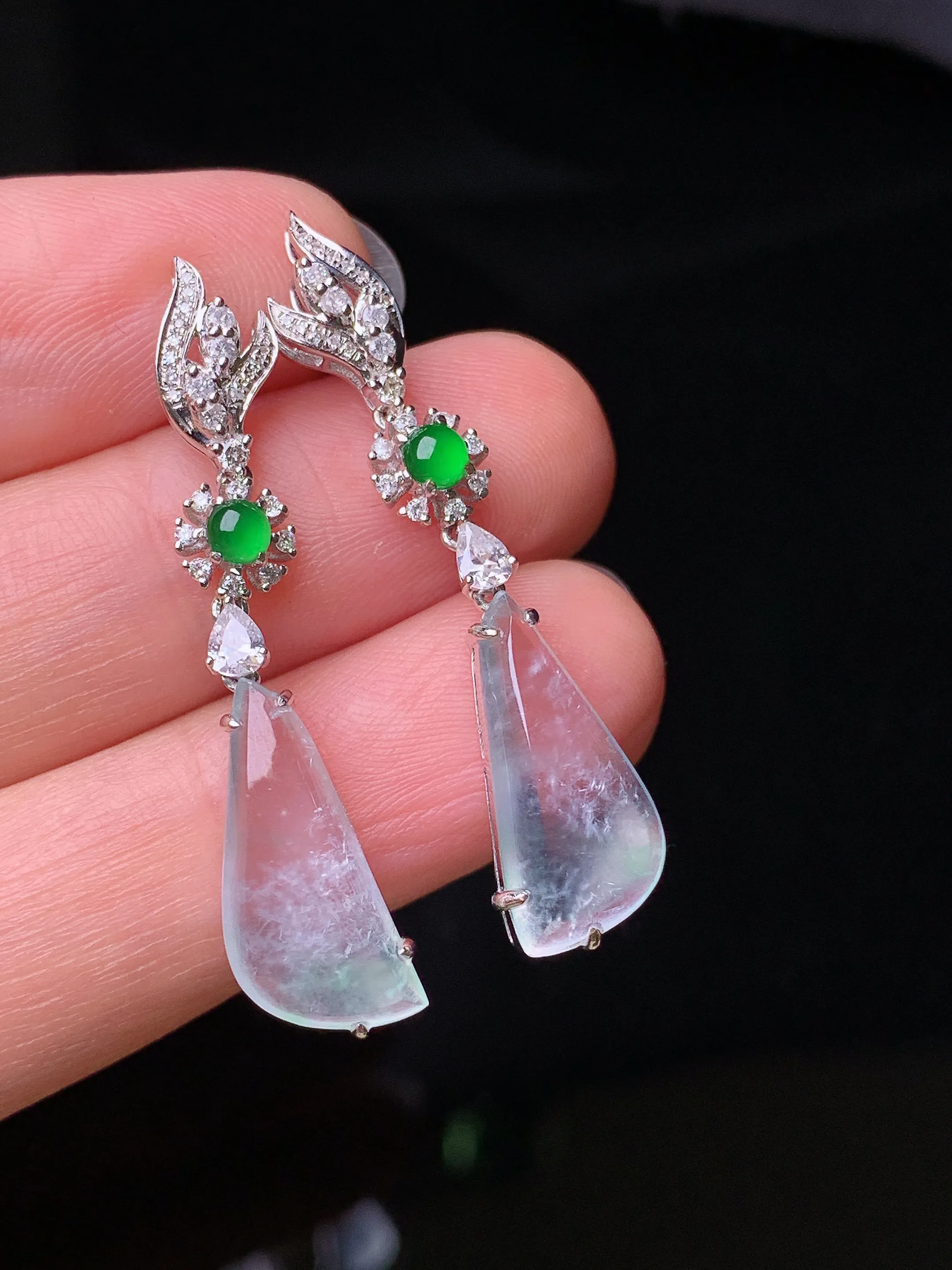 18k金钻镶嵌冰种随形耳坠 玉质细腻 色泽艳丽清新 整体尺寸37.2*7.5*4.8