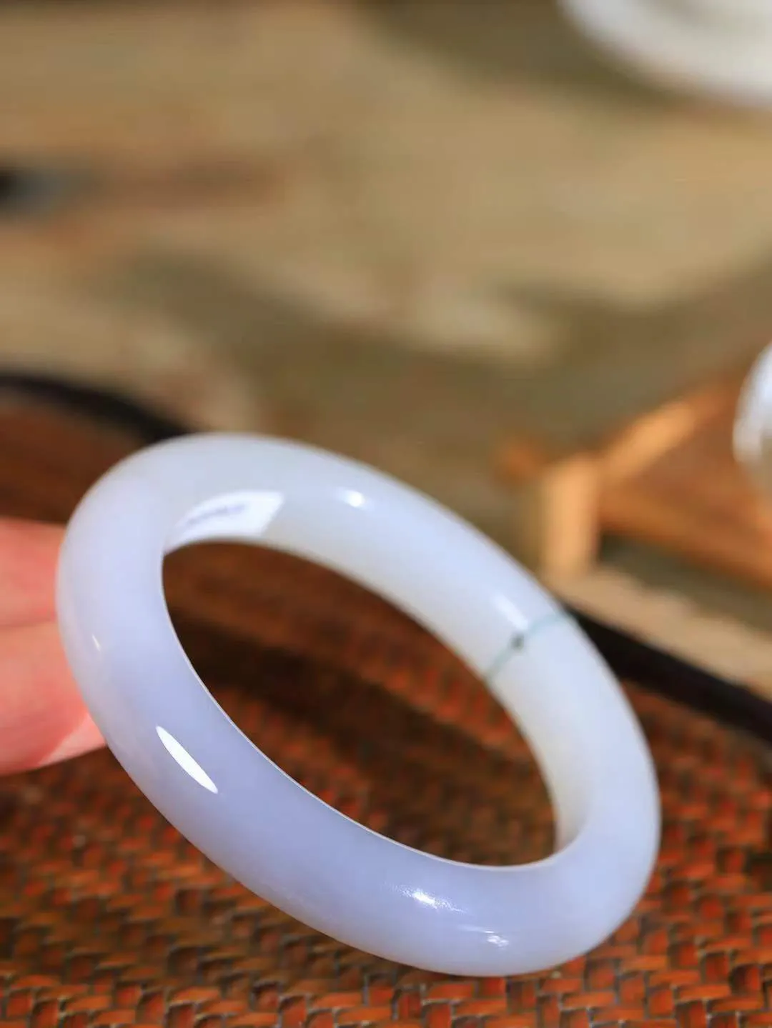 （一见倾心.手镯）

精品和田玉烟紫白玉双色手镯，玉质温润细腻 油性十足 手感舒适，高华雅逸，线条流畅，简约大气，美自天成，素雅高贵。佩戴于腕间，婉约之美，举手投足间透出那低调奢华。重60.3克  尺寸54.5-12-10.5mm  5620236A