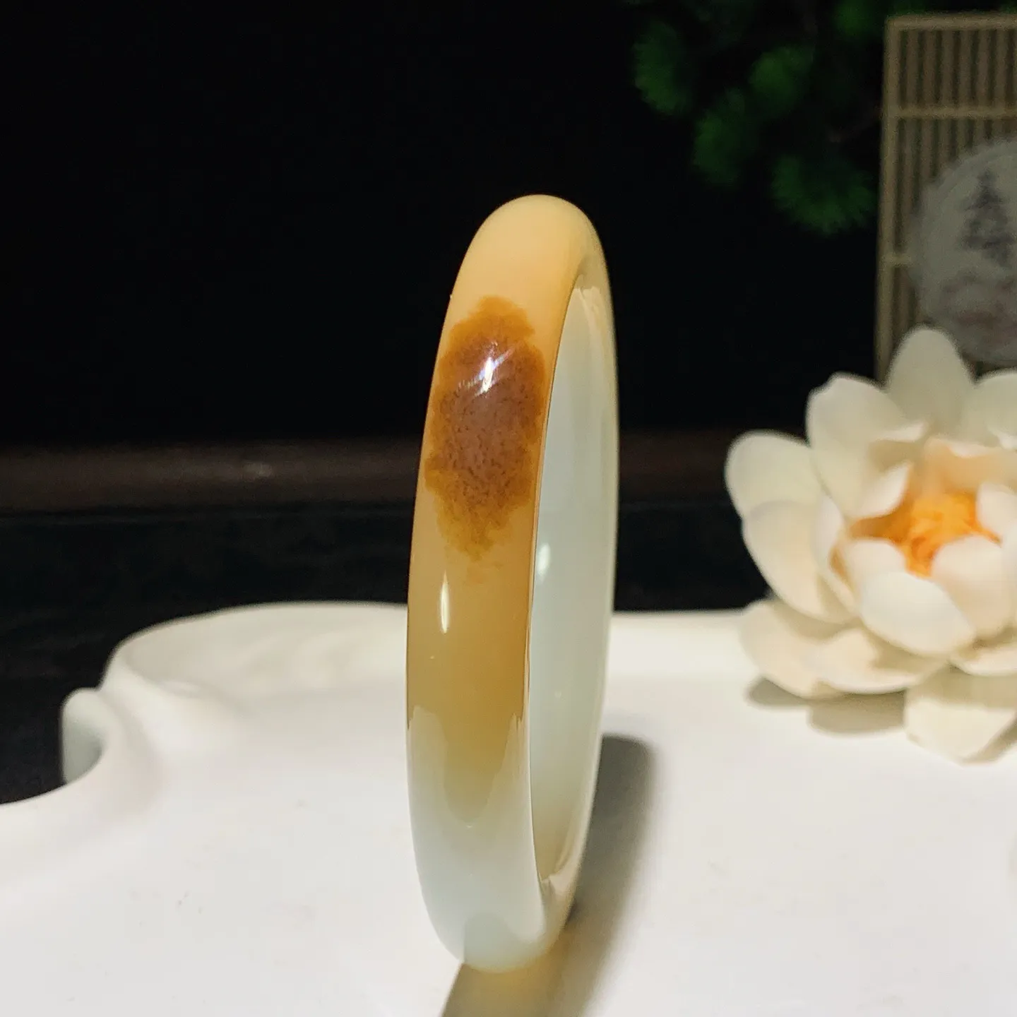 55圈口 新疆和田玉羊脂白且末糖手镯 55圈口条宽10厚9重44.5克。玉质细腻油润。手推出油。佩戴高端典雅。lt260205