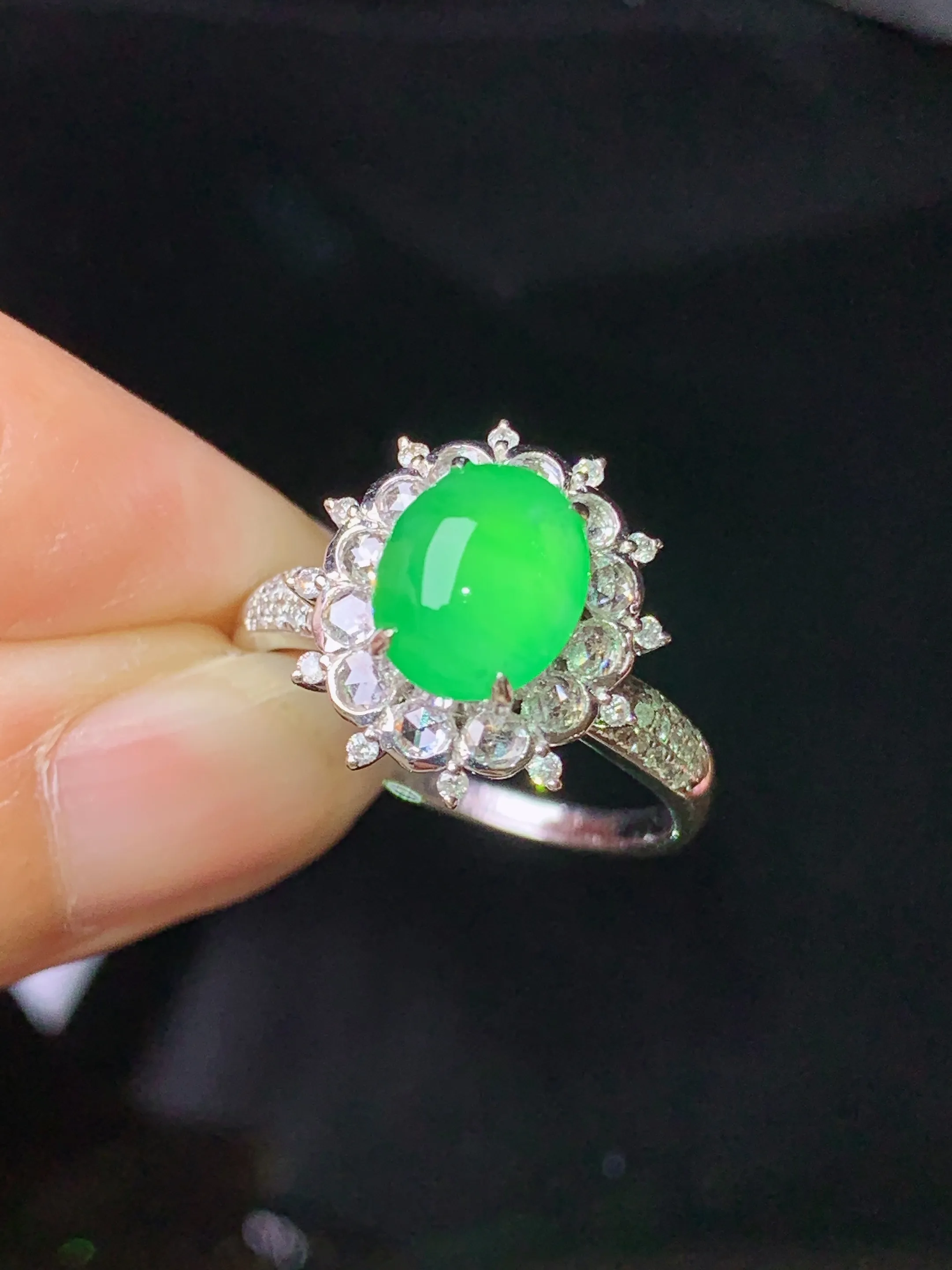 18k金钻镶嵌满绿蛋面戒指 玉质细腻 色泽艳丽清新 圈口14 整体尺寸14*13*10