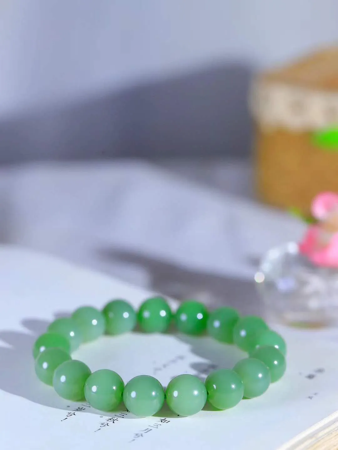 【珠圆玉润.手串】

精品和田玉碧玉珠圆玉润手串 玉质温润细腻  整串打磨圆润，佩戴舒适。珠珠落玉盘，间关莺语花底滑，一生美好时光，无论身在何处，都有它相伴相守。事事顺遂，幸福美满，吉祥如意。重45克 尺寸取一12mm FDL-1620500