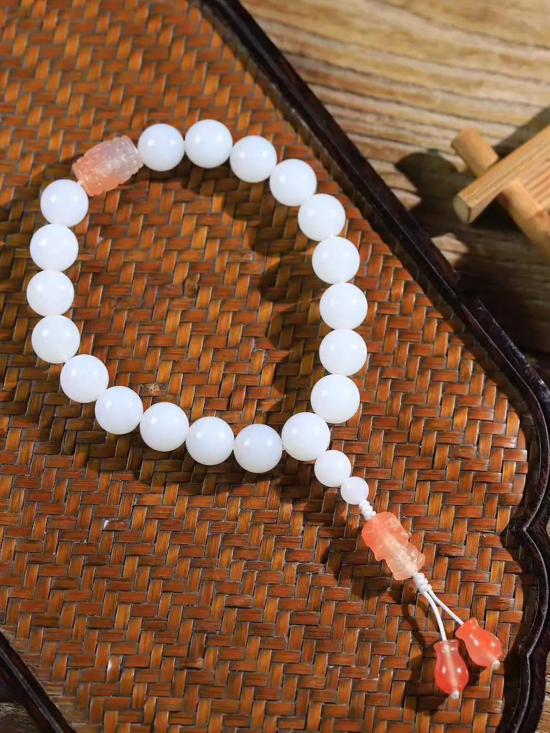 【珠圆玉润.手串】

精品和田玉白玉珠圆玉润手串 玉质温润细腻  整串打磨圆润，佩戴舒适。珠珠落玉盘