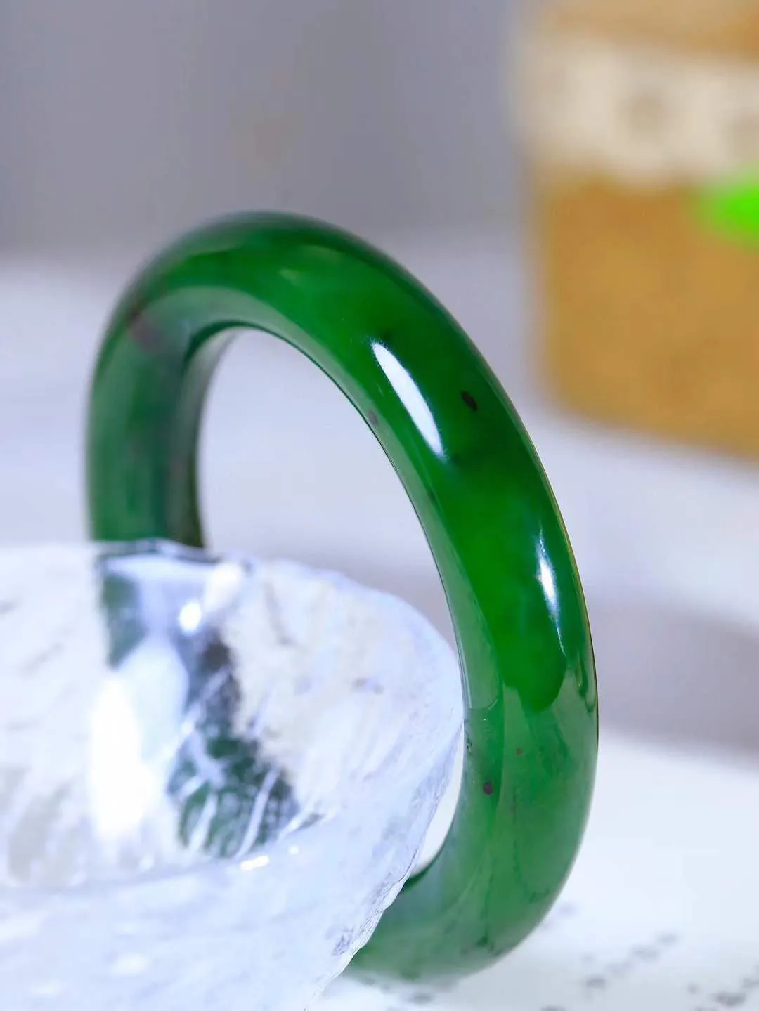 【悠悠芳华.镯】

精品和田玉碧玉圆条手镯 玉质温润 青葱岁月，尽收腕中，婉转流畅，凝岁月悠长。盈一眸恬淡，挽一抹绿意。重69.5克 内径52.5mm尺寸12-11.8mm   8625400T