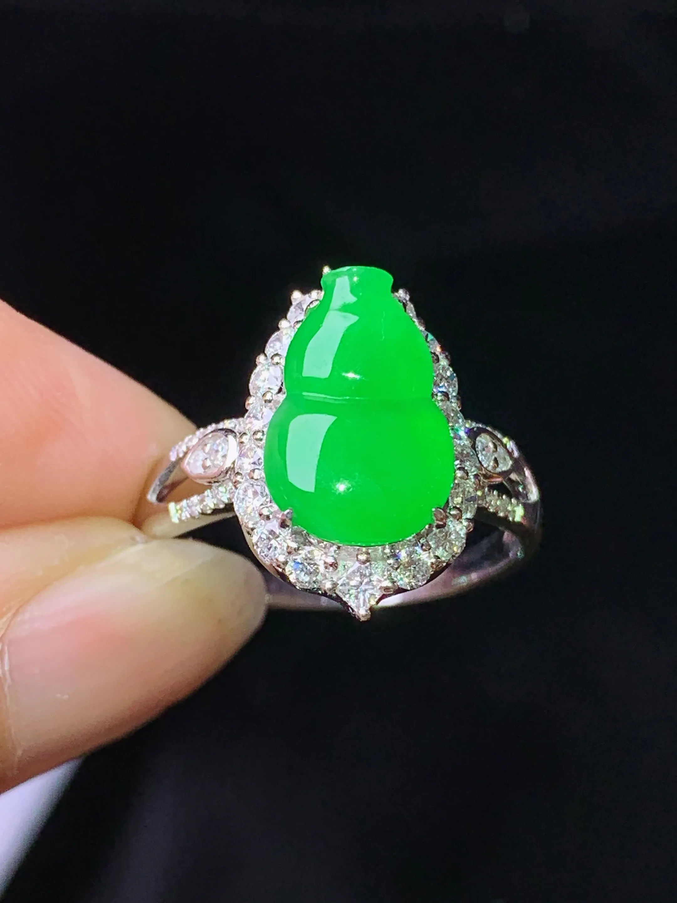 18k金钻镶嵌满绿葫芦戒指 玉质细腻 色泽艳丽清新 圈口14.5 整体尺寸16*10.8*7.7