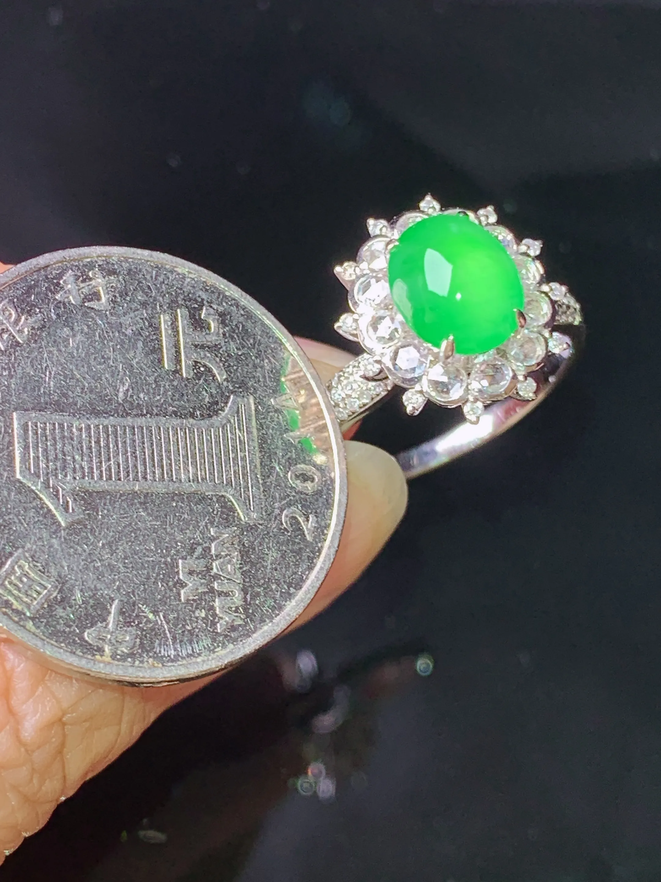 18k金钻镶嵌满绿蛋面戒指 玉质细腻 色泽艳丽清新 圈口14 整体尺寸14*13*10