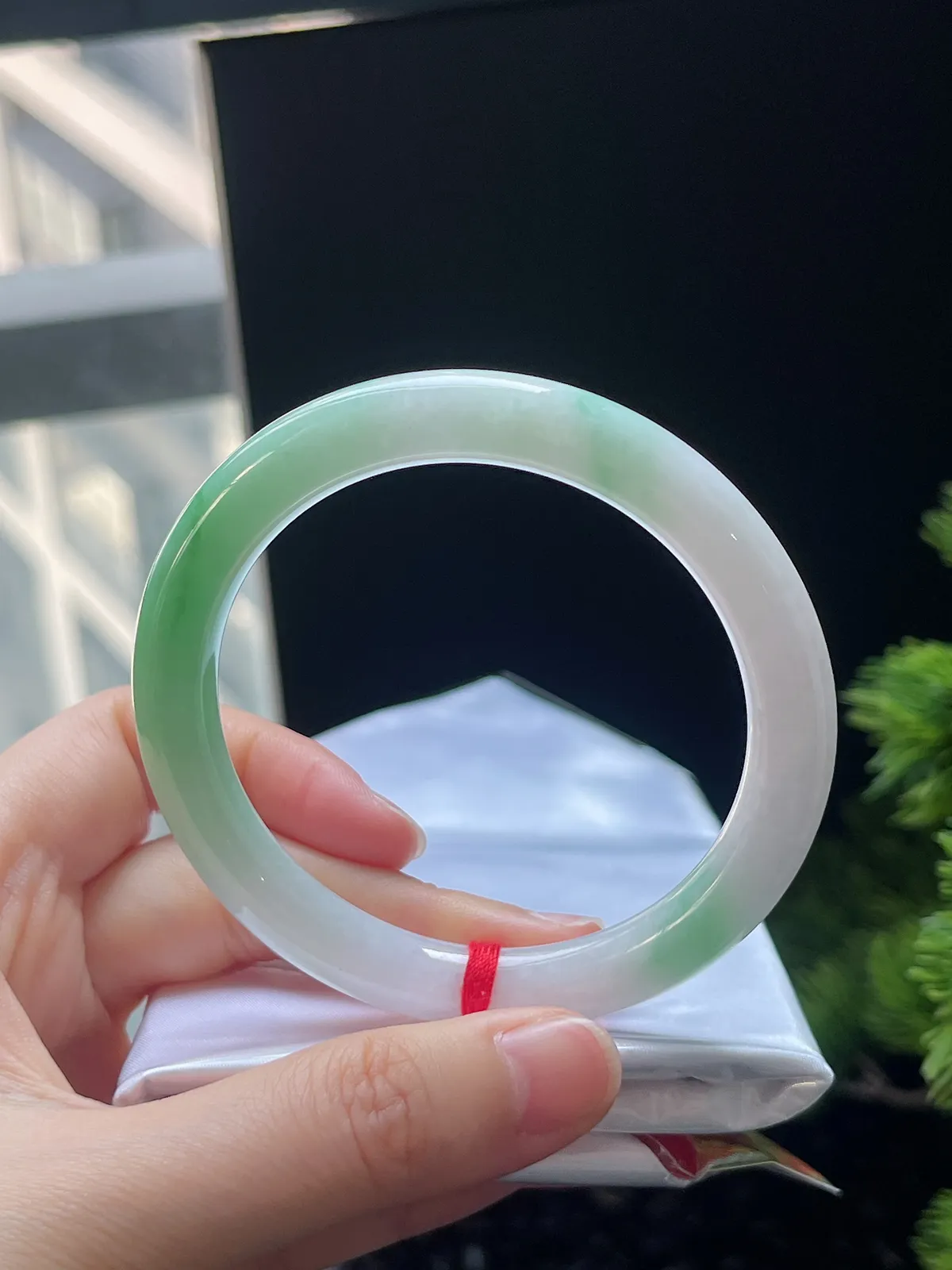 圆镯56.4圈口，翡翠糯化种飘绿手镯