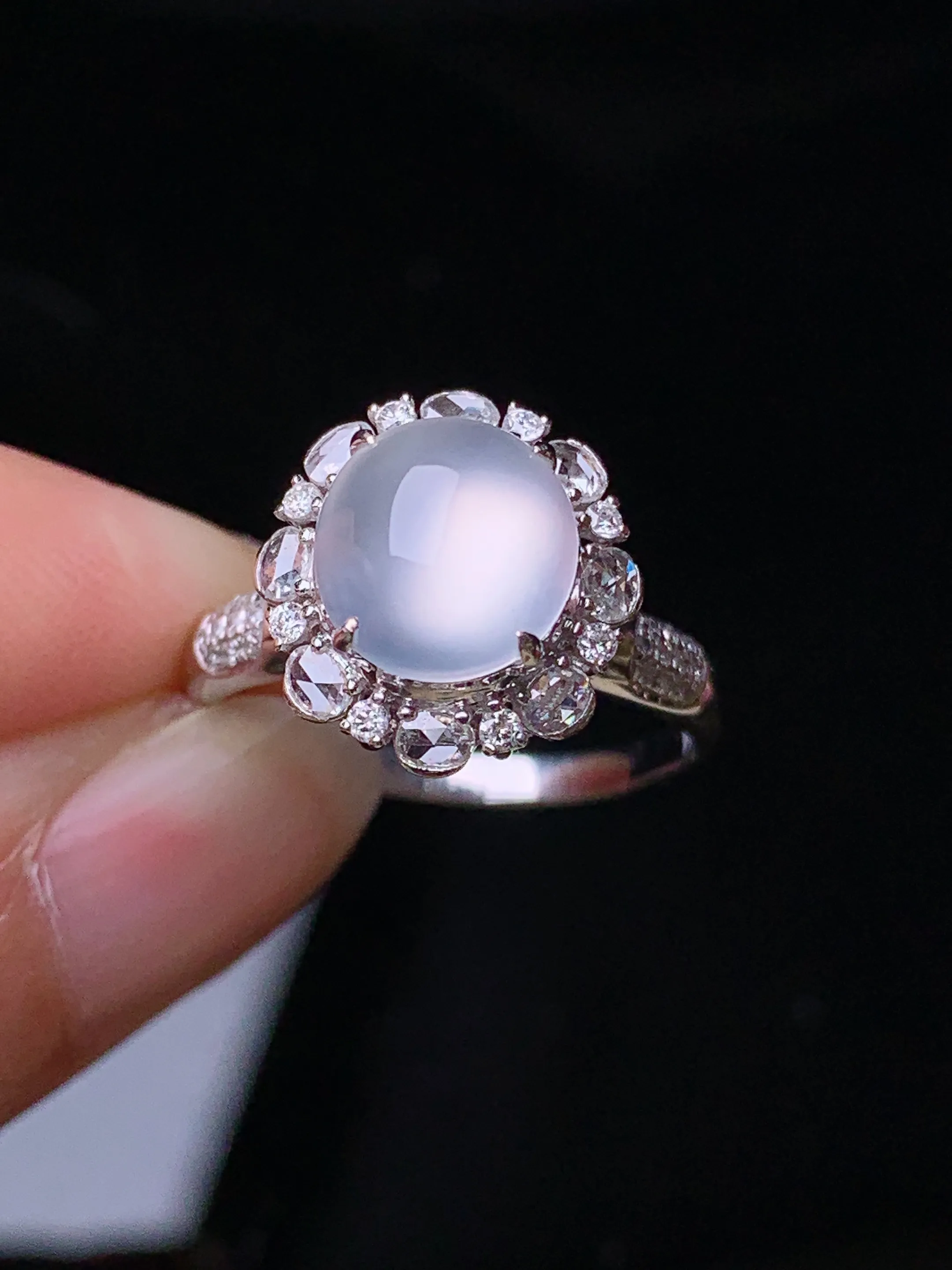 18k金钻镶嵌冰种蛋面戒指 玉质细腻 色泽艳丽清新 圈口14 整体尺寸13*12.3*10.5