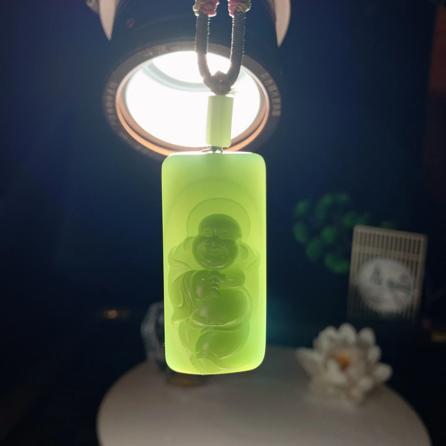 和田玉阳绿俄罗斯碧玉佛引福来牌子挂件 尺寸45/21/12重27.5克 玉质细腻油润。无裂无杂无结构 手推出油。佩戴高端典雅。lt260205