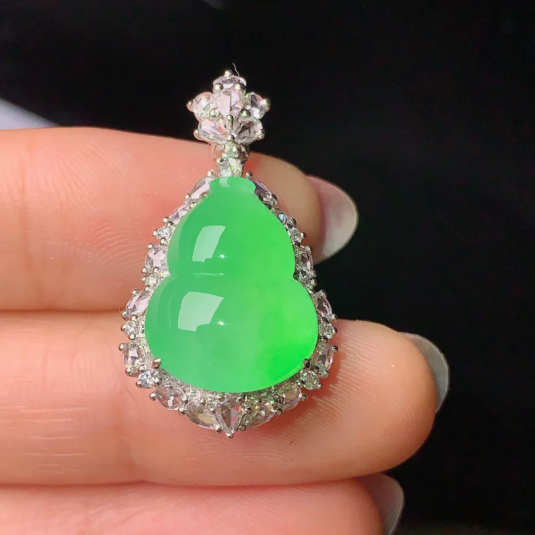 18k金钻镶嵌翠绿葫芦吊坠 玉质细腻 色泽艳丽  整体尺寸28.8*16.1*12.2