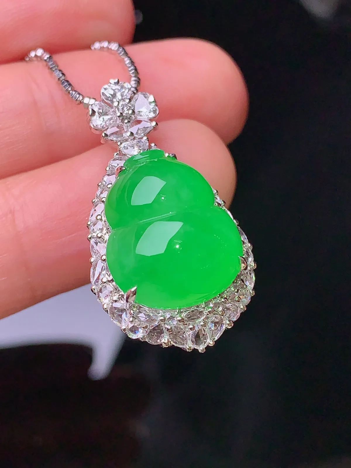 18k金钻镶嵌翠绿葫芦吊坠 玉质细腻 色泽清新艳丽 整体尺寸28.7*16*12.5