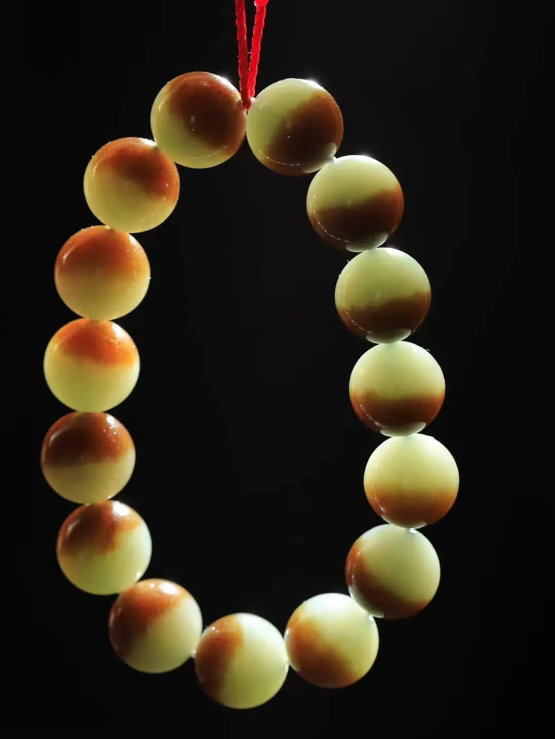 【珠圆玉润.手串】

收藏级️新疆和田且末料珠圆玉润手串 玉质温润细腻  整串打磨圆润，佩戴舒适。珠珠落玉盘，间关莺语花底滑，一生美好时光，无论身在何处，都有它相伴相守。事事顺遂，幸福美满，吉祥如意。重60.5克 尺寸取一13.8mm  FDA-8826434