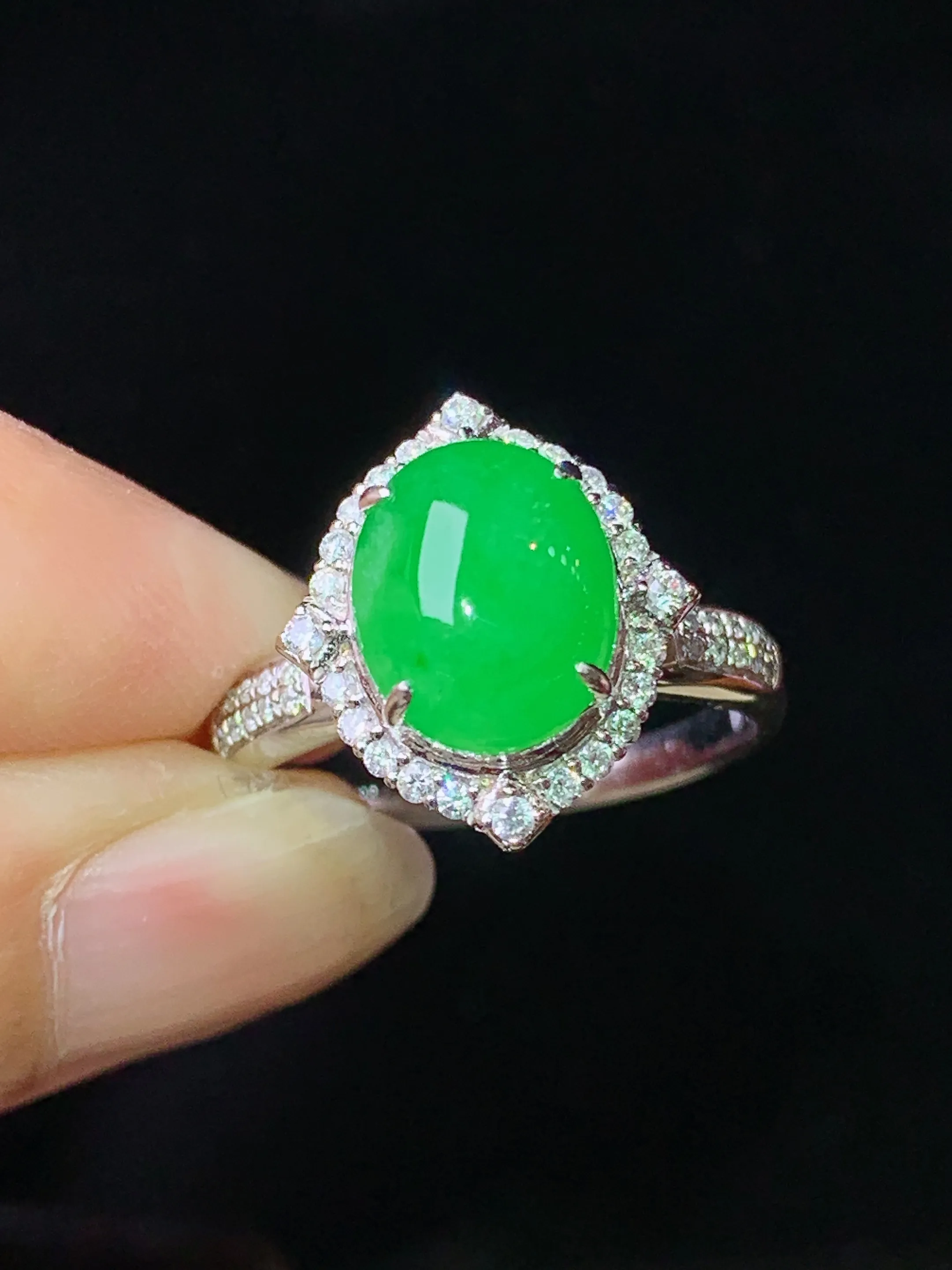 18k金钻镶嵌满绿蛋面戒指 玉质细腻 色泽艳丽清新 圈口13.5 整体尺寸14.8*13.2*10.