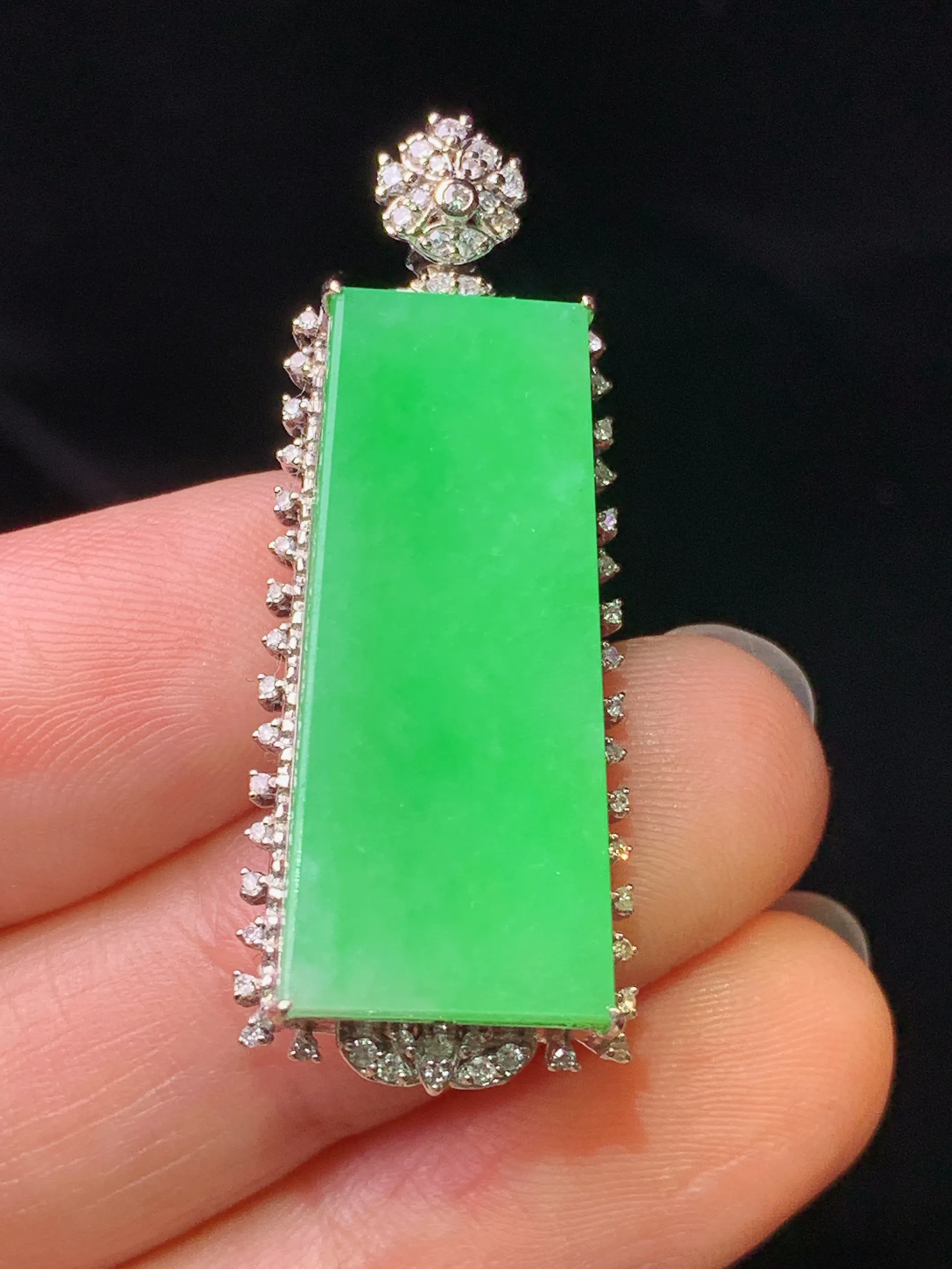 18k金钻镶嵌翠绿无事牌吊坠 玉质细腻 色泽艳丽清新 整体尺寸37.8*14.7*7.2