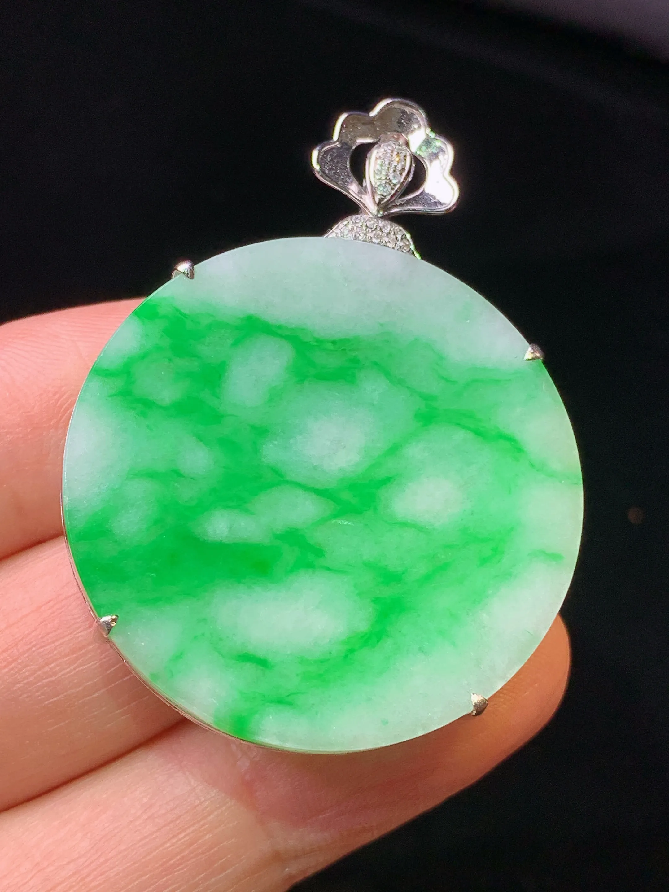 18k金钻镶嵌飘绿圆牌吊坠 玉质细腻 色泽艳丽清新 整体尺寸44.2*32.7*8