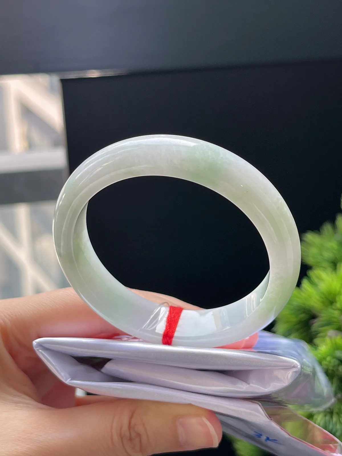 正圈52.8圈口，翡翠糯化种淡绿色手镯