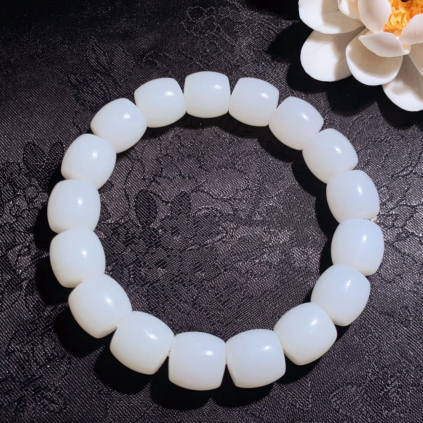 新疆和田玉白玉羊脂白直切老型珠手串 单颗尺寸11重49.5克。玉质细腻油润。手推出油。佩戴高端典雅。