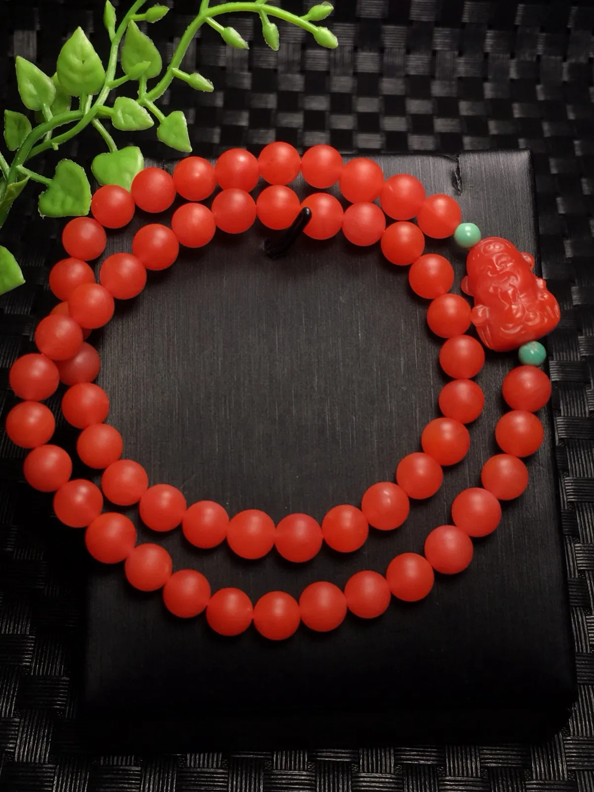 天然保山南红两圈手链 颜色油润细腻搭配绿松石 南红精雕财神 尺寸:6.5mm  重:25.19克 南红古称南红＂赤玉＂赤玉内敛端庄 且有财运亨通寓意 送礼 自戴 非常百搭