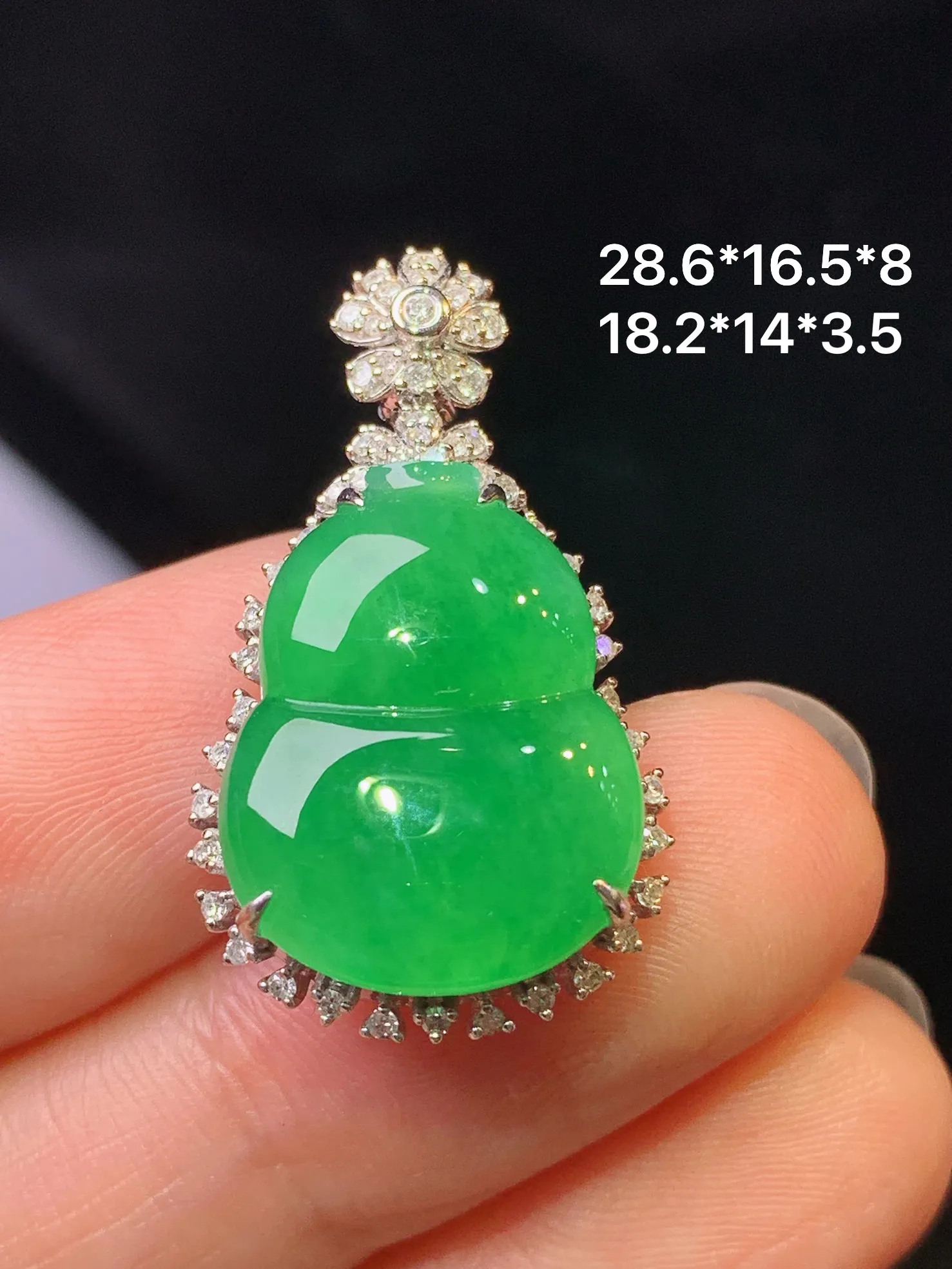 18k金钻镶嵌满绿葫芦吊坠 玉质细腻 色泽艳丽清新 整体尺寸28.6*16.5*8