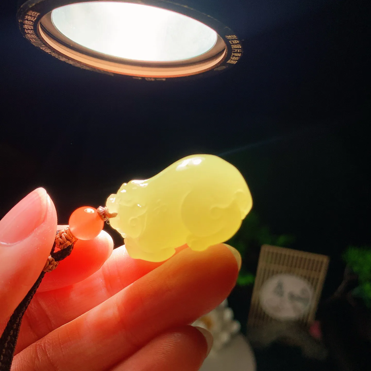 新疆和田玉若羌黄口料猫眼招财进宝貔貅挂件。尺寸30/22/17重21克。玉质细腻油润。手推出油。佩戴高端典雅。lt260206