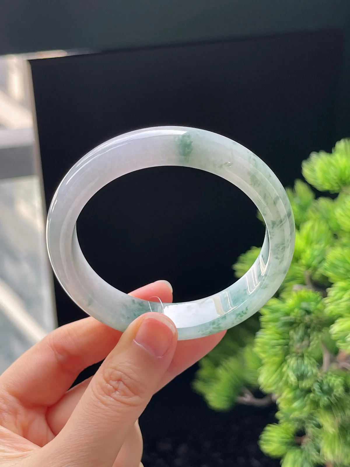 正圈55.7圈口，翡翠冰糯种飘绿手镯