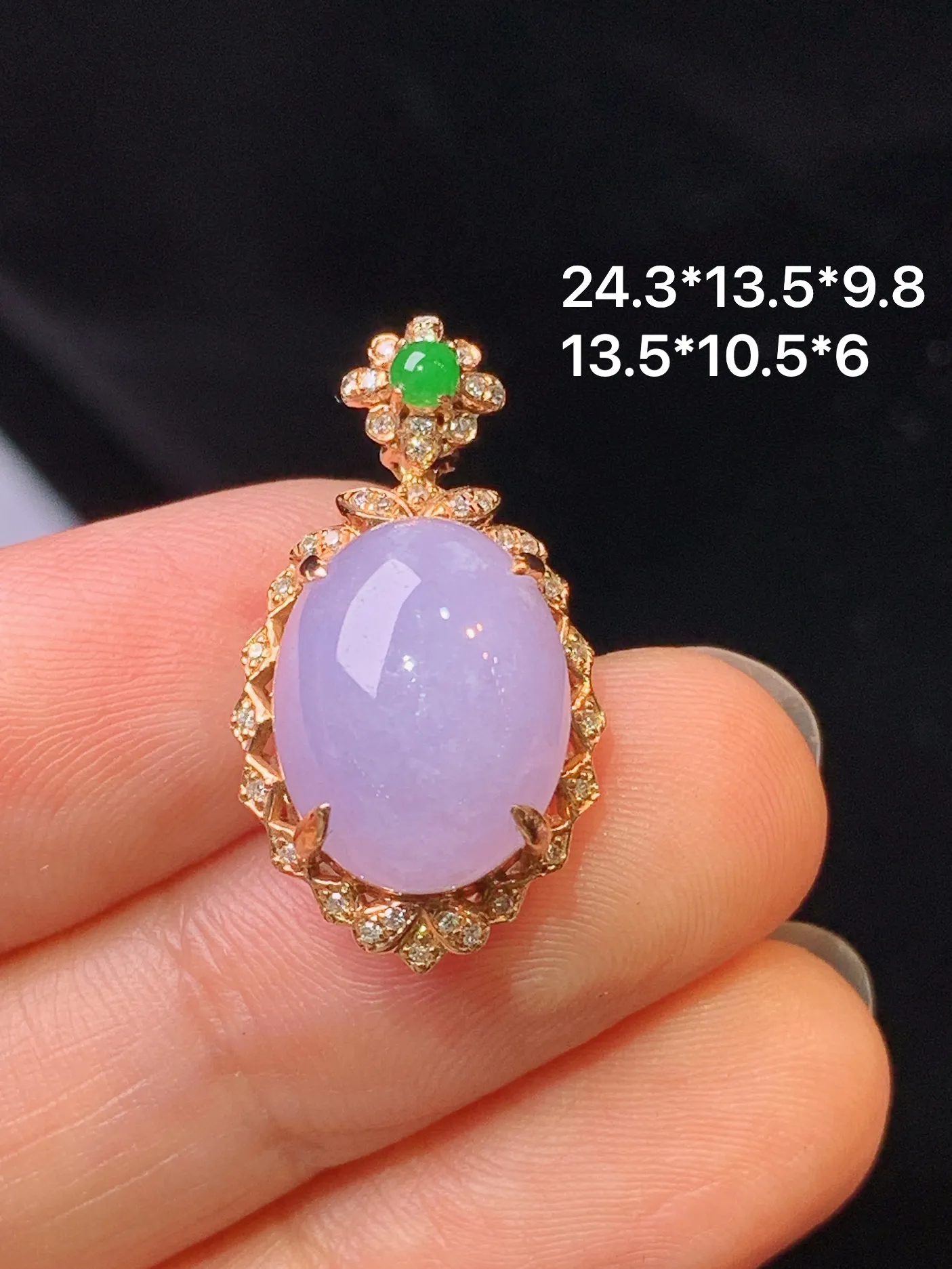 18k金钻镶嵌紫罗兰蛋面吊坠 玉质细腻 色泽艳丽清新 整体尺寸24.3*13.5*9.8