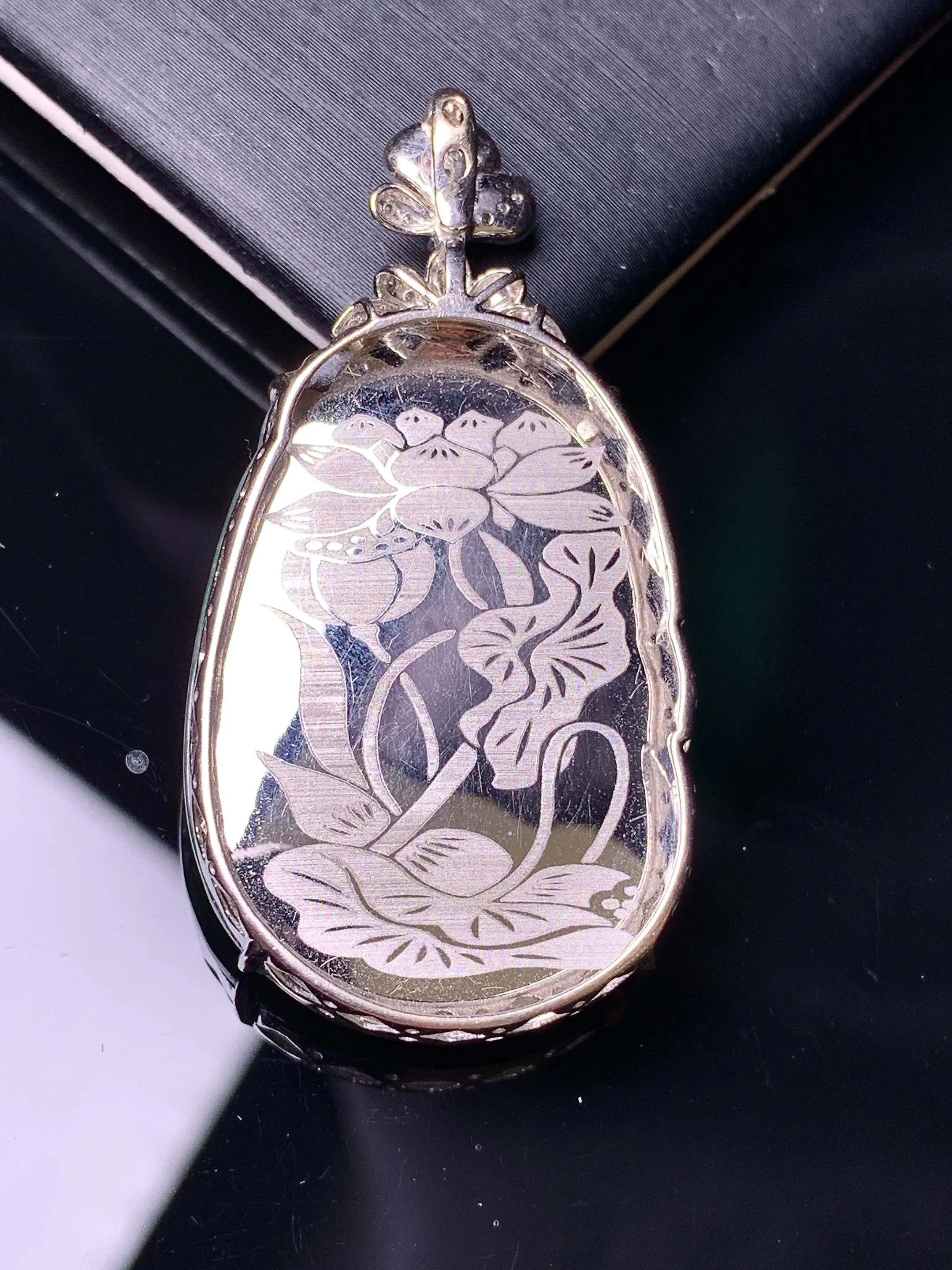 18k金钻镶嵌翠绿如意吊坠 玉质细腻 色泽艳丽清新 整体尺寸42.6*22.3*6