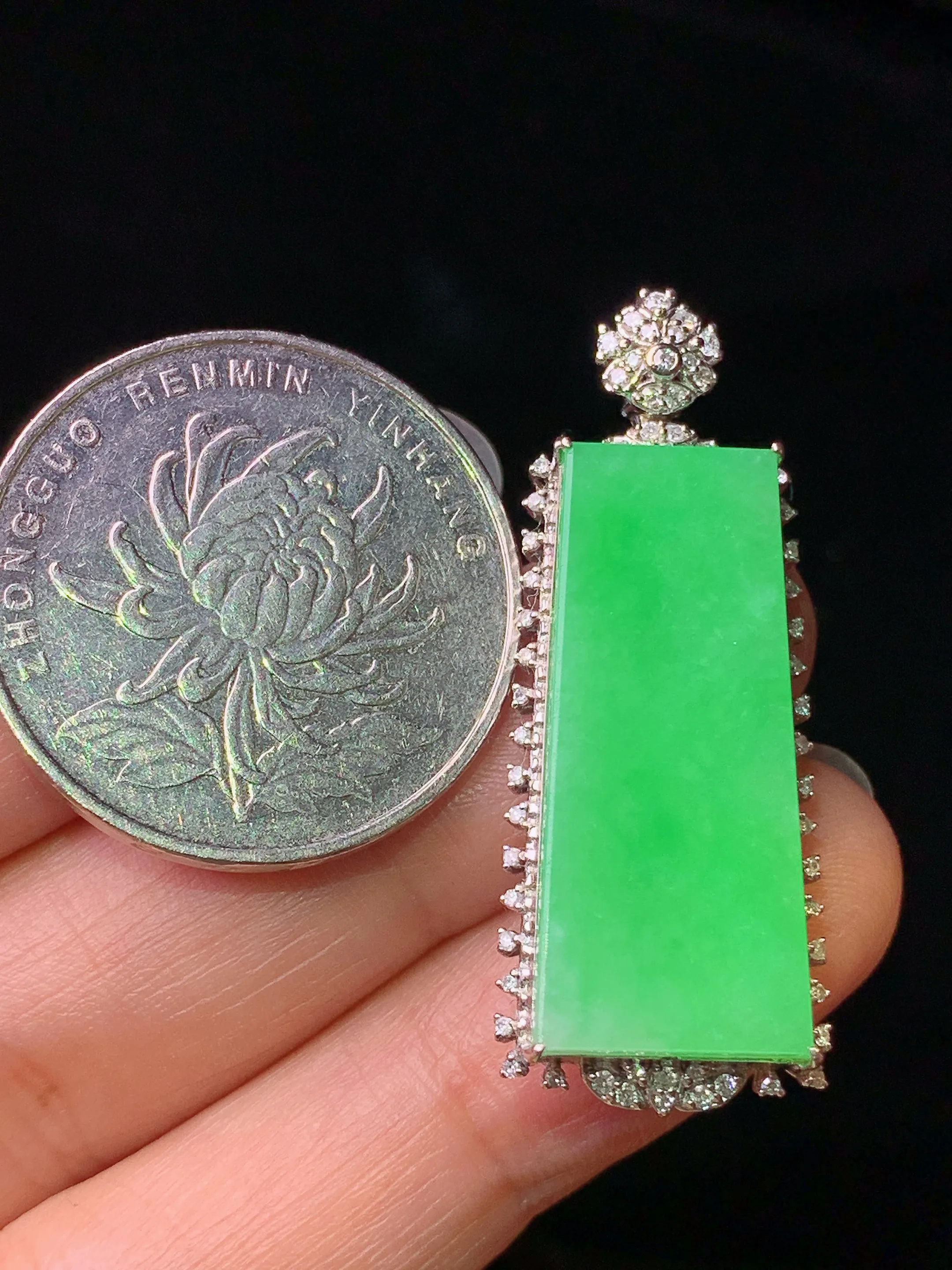 18k金钻镶嵌翠绿无事牌吊坠 玉质细腻 色泽艳丽清新 整体尺寸37.8*14.7*7.2