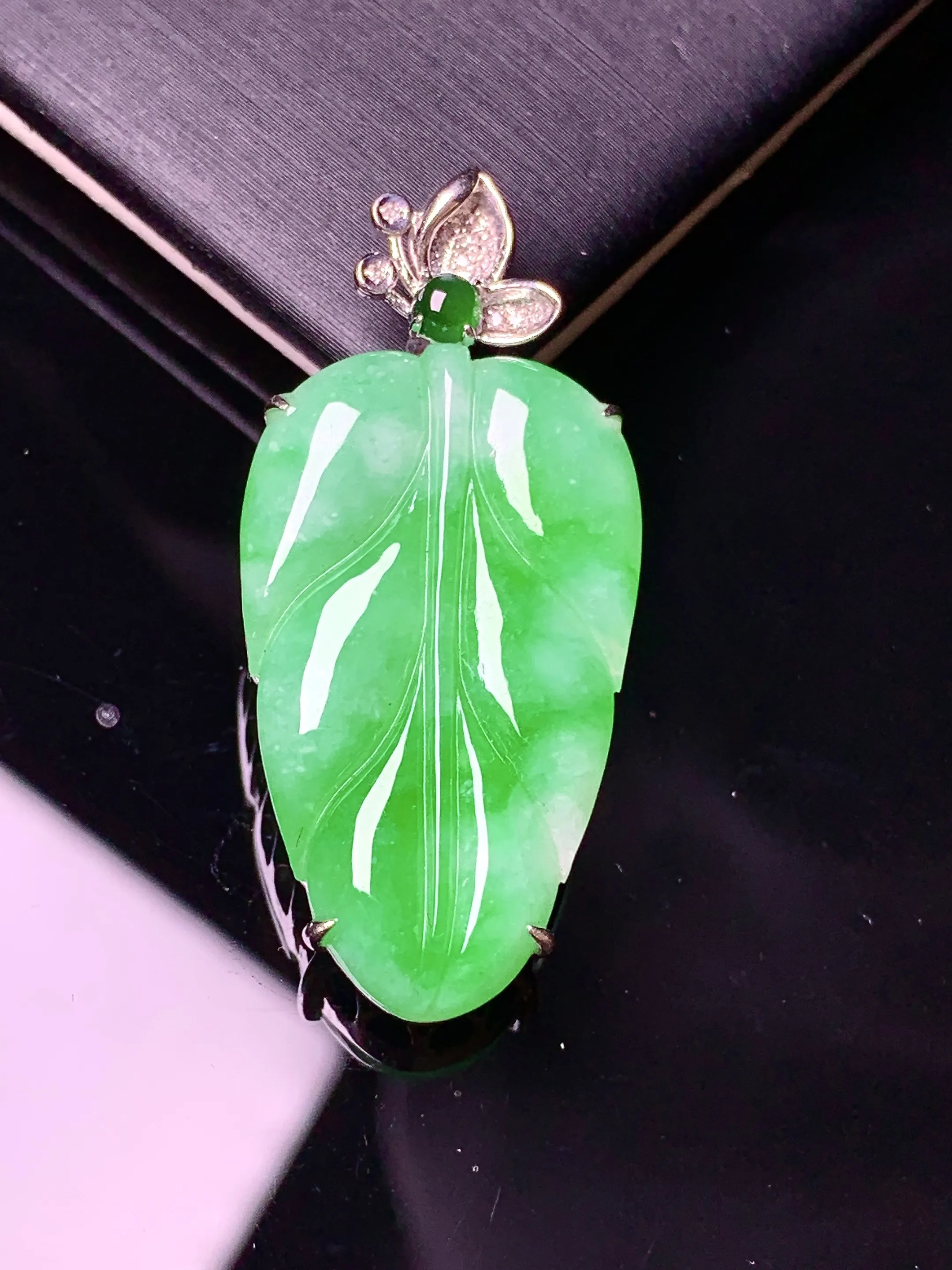 18k金钻镶嵌翠绿树叶吊坠 玉质细腻 色泽艳丽清新 整体尺寸37.5*17.2*5.6