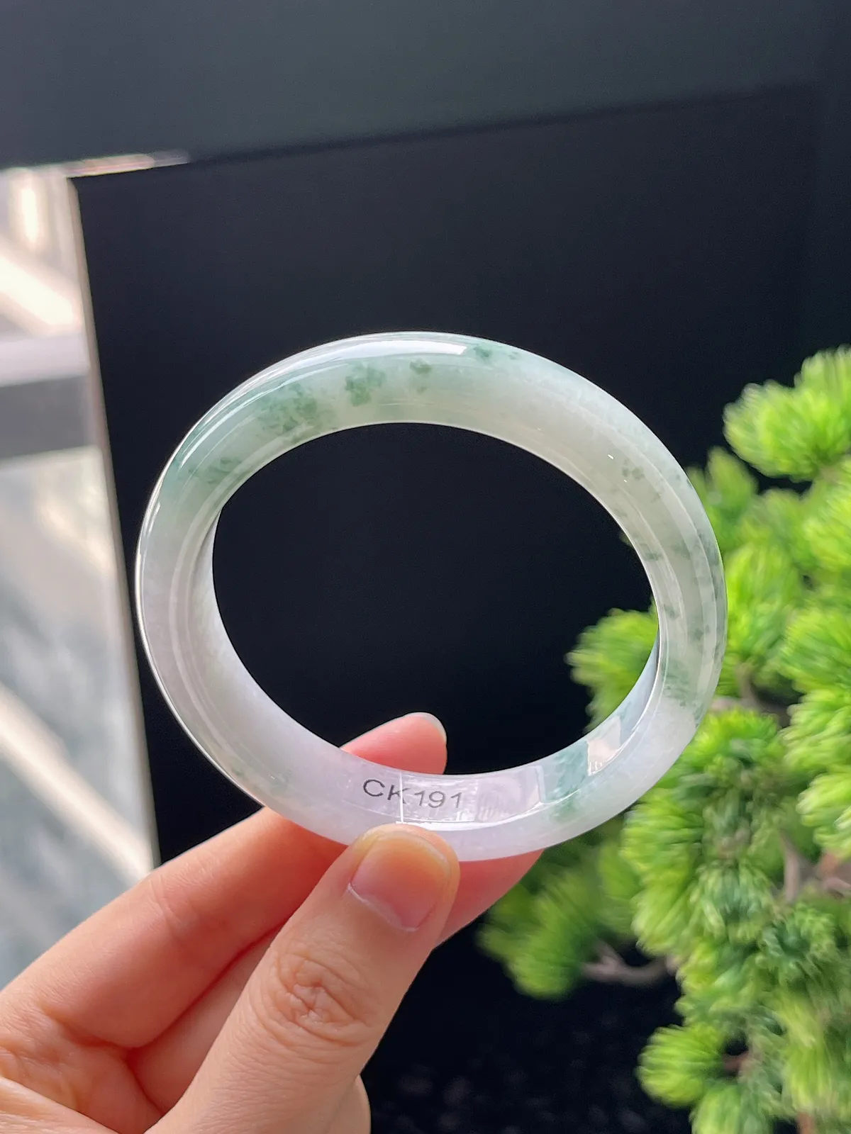 正圈55.7圈口，翡翠冰糯种飘绿手镯