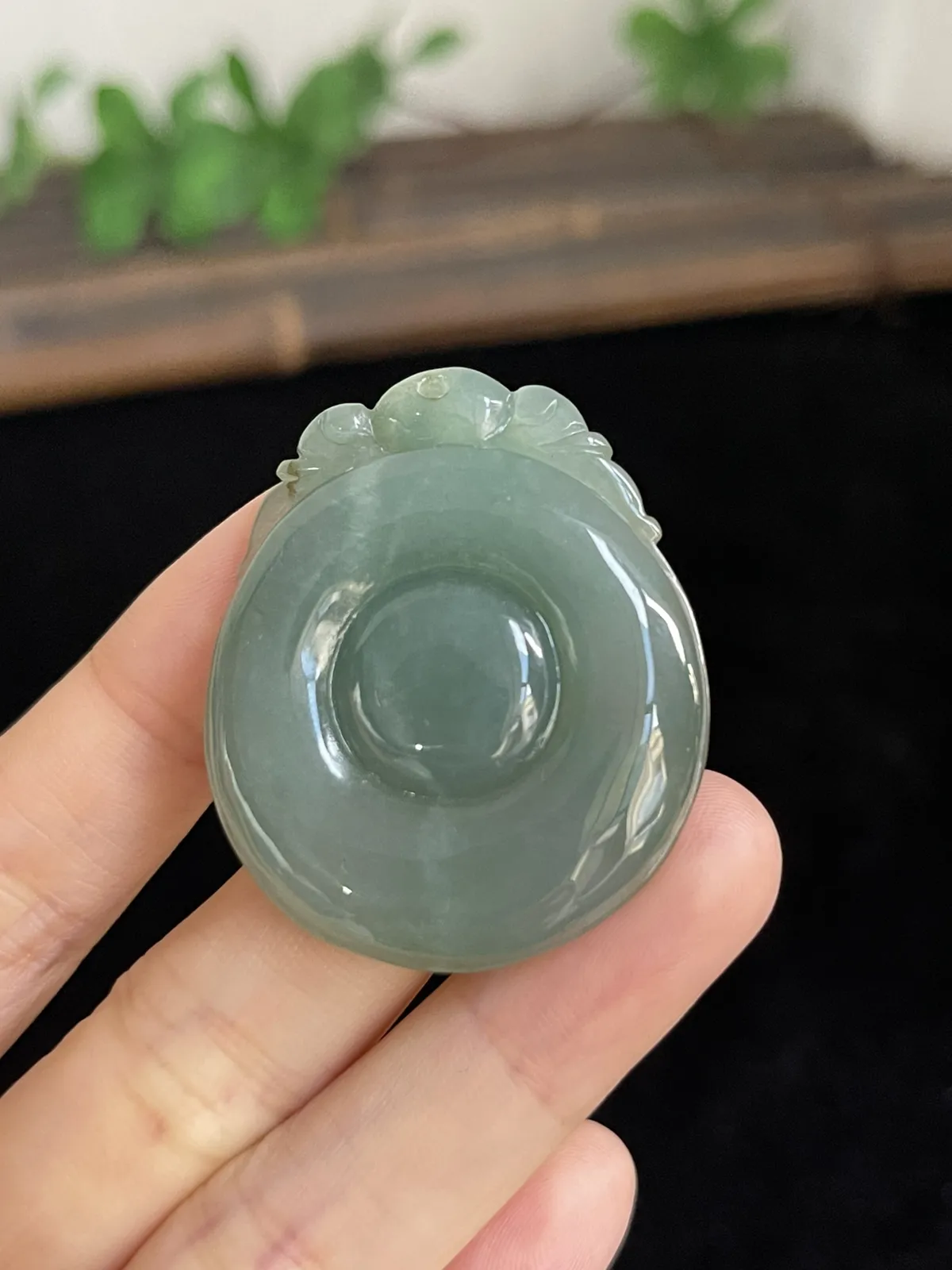 厚装深蓝色冰润翡翠福贝，翡翠吊坠