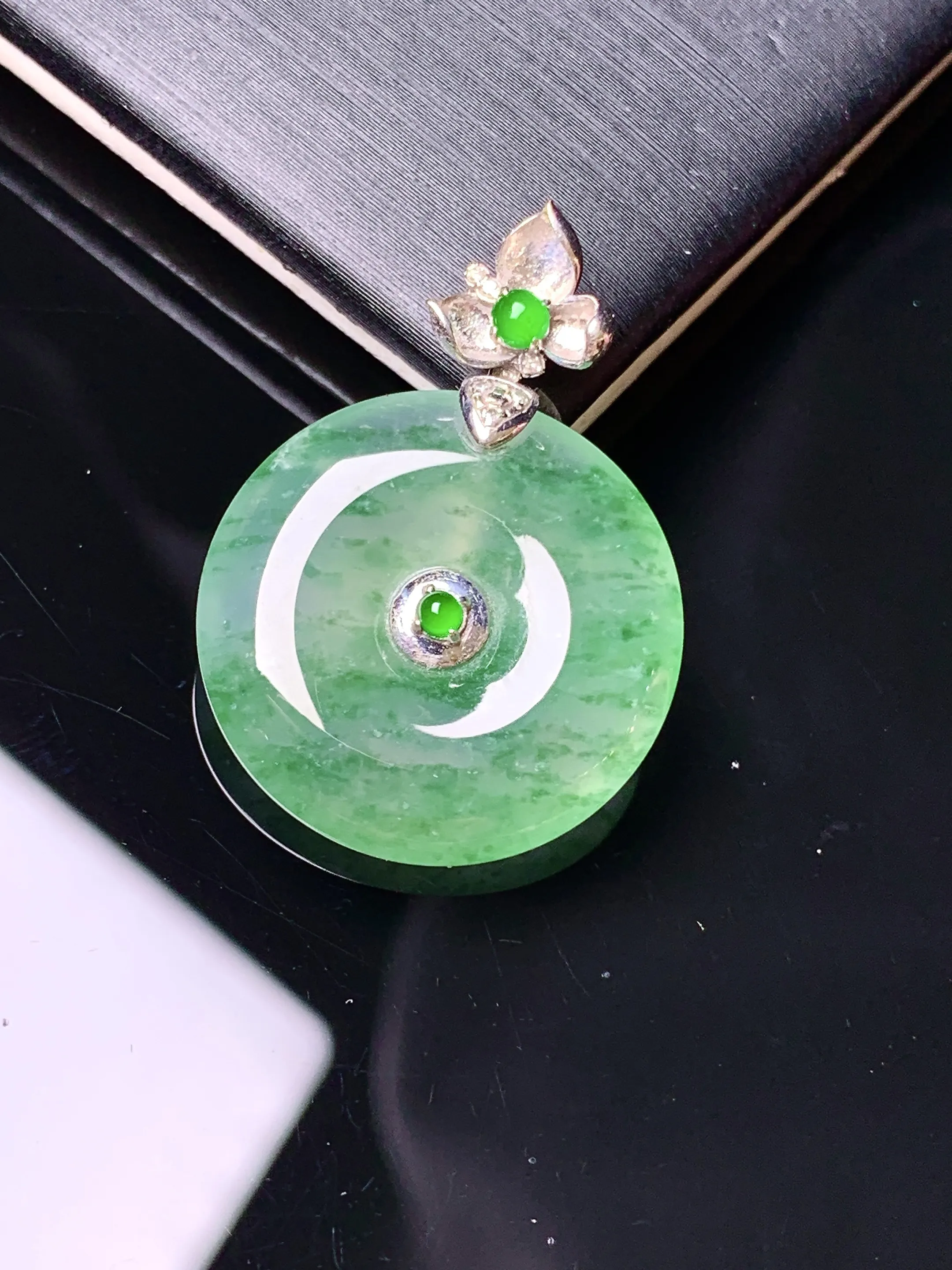 18k金钻镶嵌翠绿平安扣吊坠 玉质细腻 色泽艳丽清新 整体尺寸28.5*20.5*4.8
