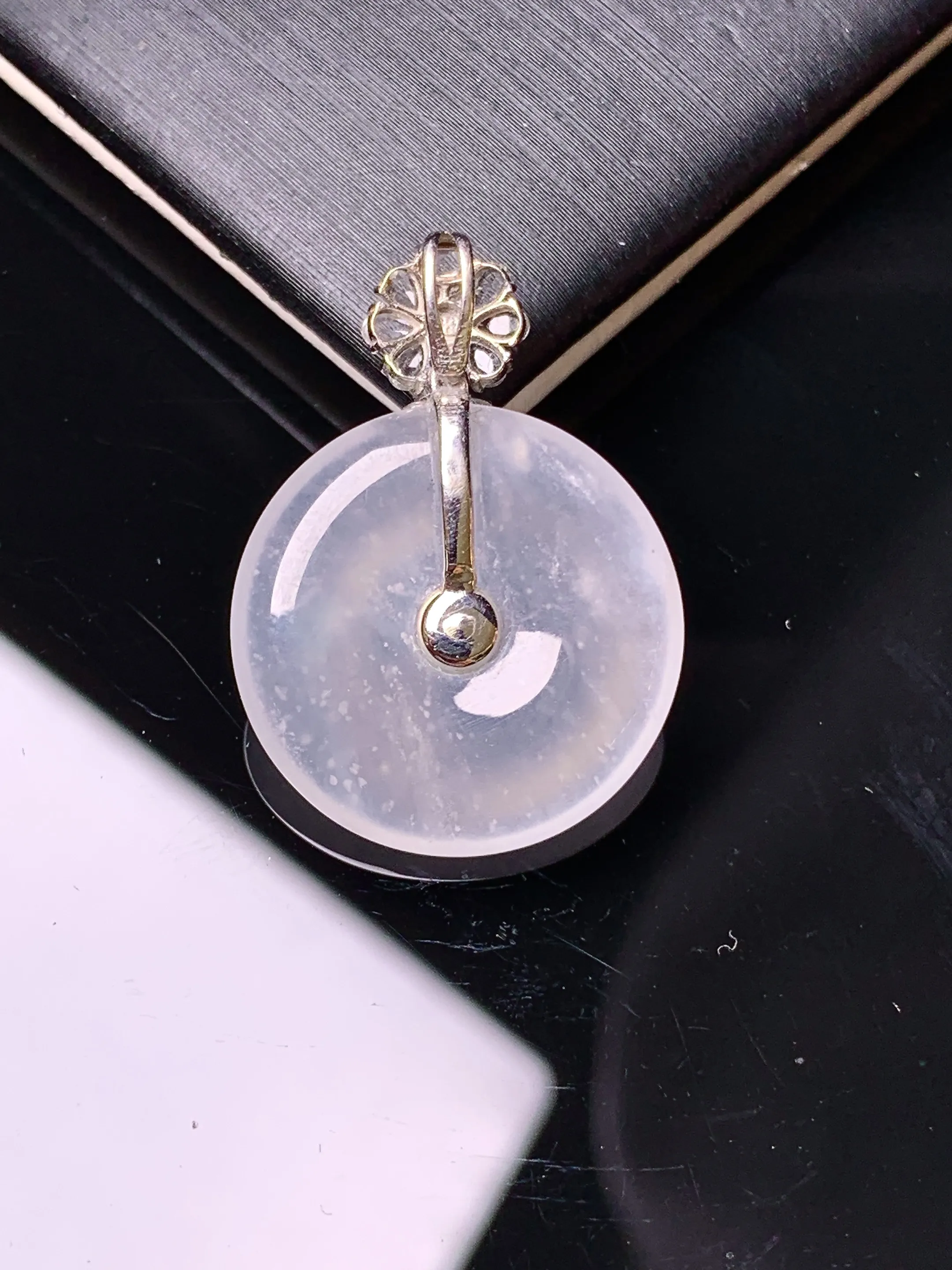 18k金钻镶嵌冰种平安扣吊坠 玉质细腻 色泽艳丽清新 整体尺寸26*18.8*4