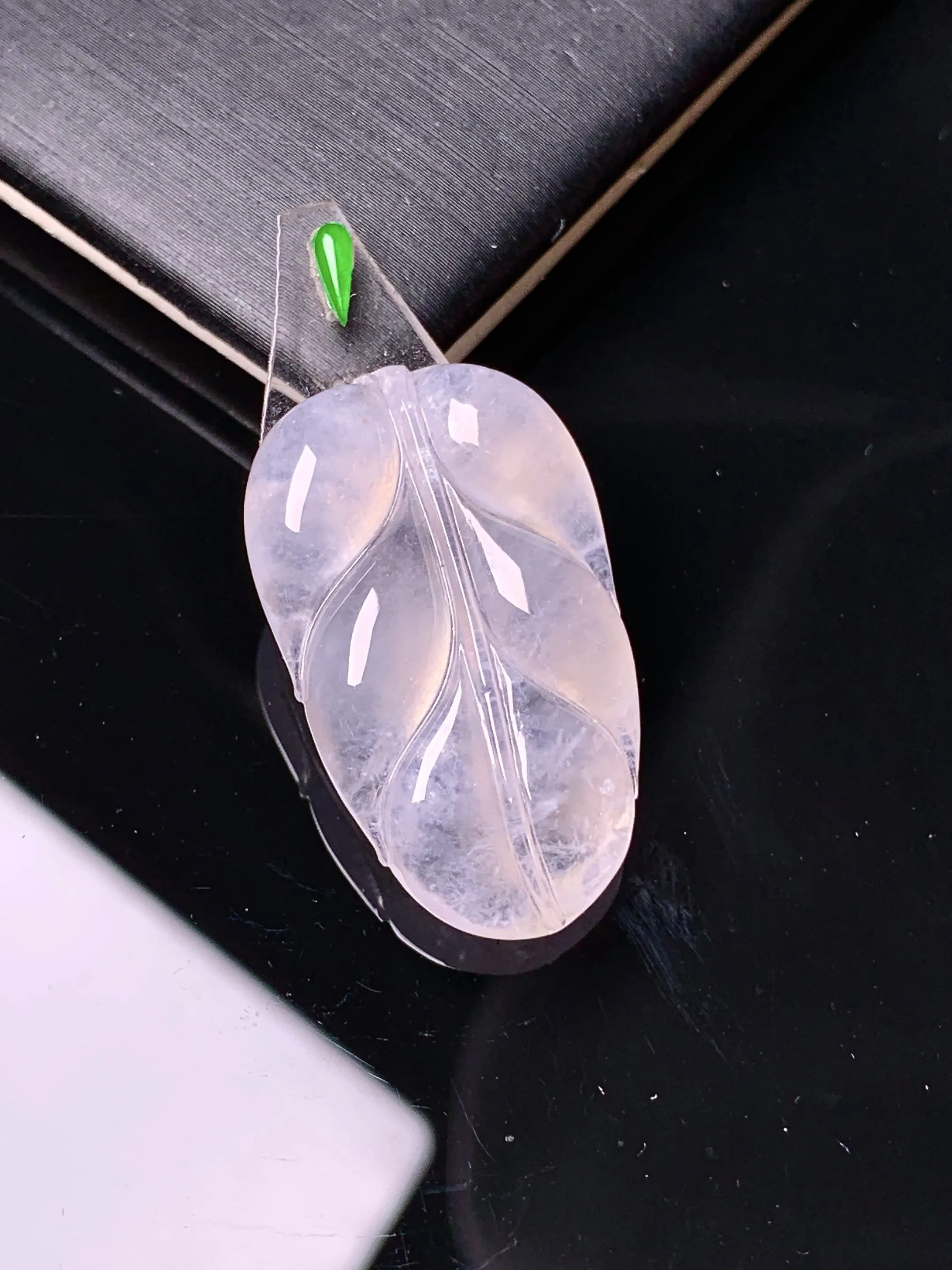 镶嵌款 冰种树叶吊坠 玉质细腻 色泽艳丽清新 整体尺寸28*16.8*4.8